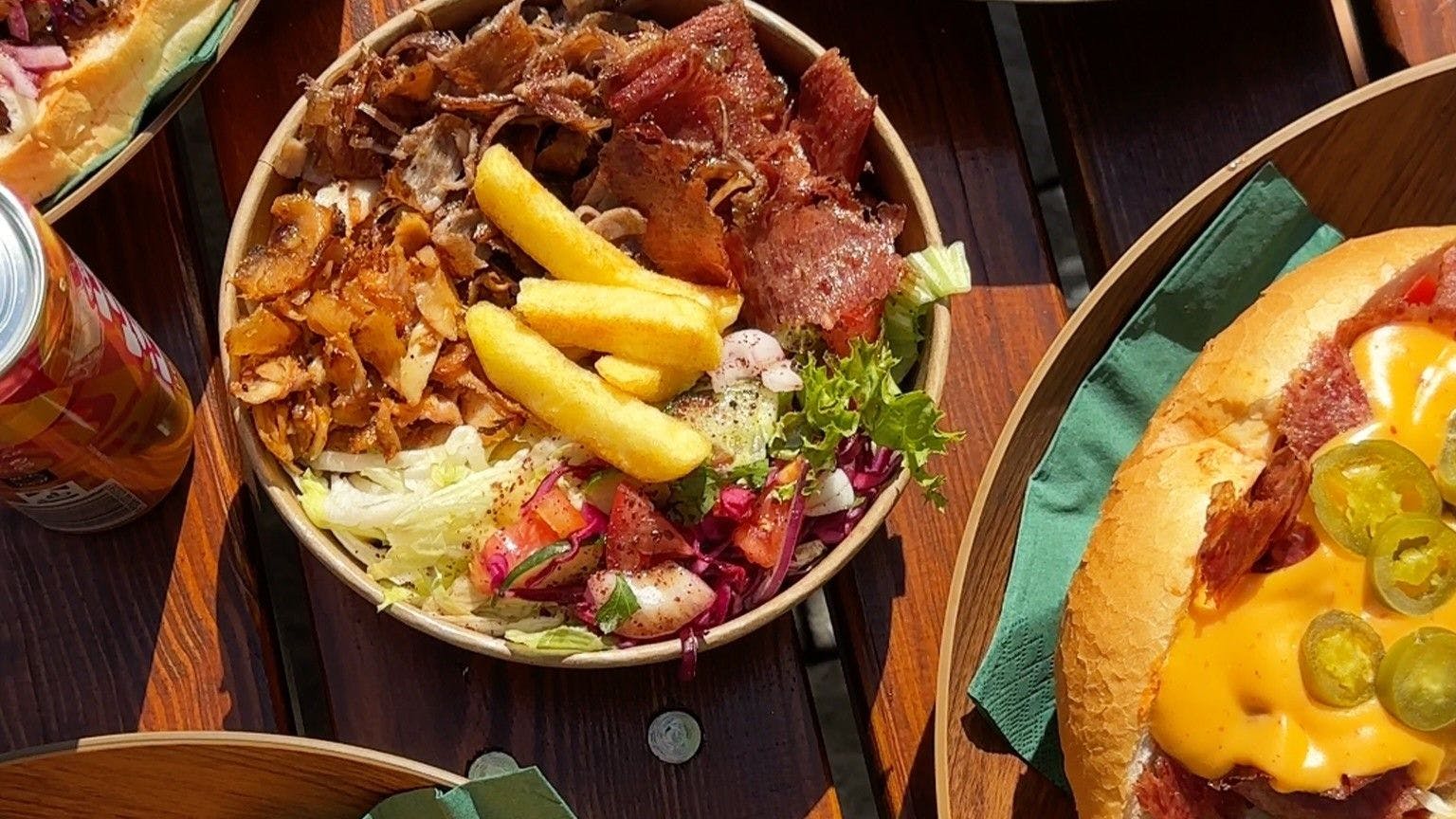 Den Ufo-Döner gibt es auch mit Sucuk-Wurst, einem Käserand und einer Chili-Cheese-Sauce.