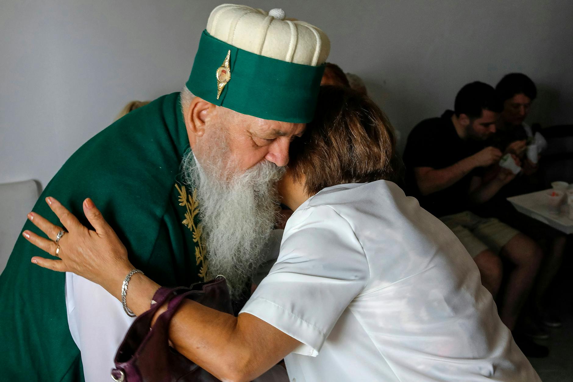 Haji Baba Mondi umarmt eine Frau. Bektaschi-Frauen tragen üblicherweise kein Kopftuch.