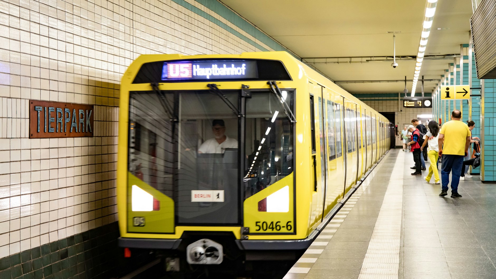 Blick in die Tunnelröhre der Linie U5 am U-Bahnhof Tierpark