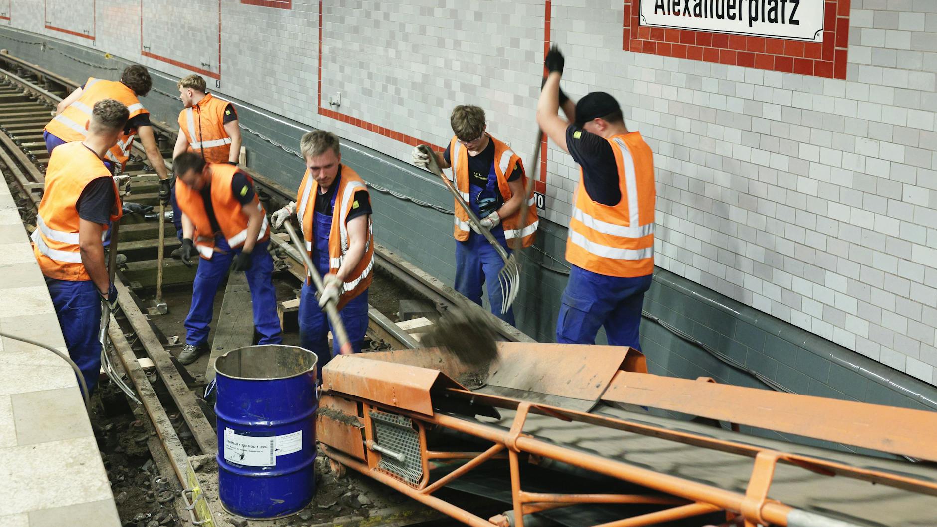 Im Sommer 2023 wurde noch in dem Tunnel im U-Bahnhof Alexanderplatz in dem Bereich gearbeitet, der sich aufgrund der Wolkenkratzer-Baustelle gesenkt hatte. Das soll auf der U5 am Tierpark auf keinen Fall passieren.