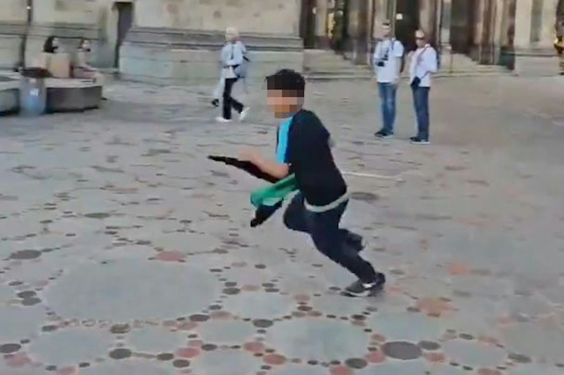 Ein Junge mit Palästina-Flagge flüchtet vor Polizeibeamten.