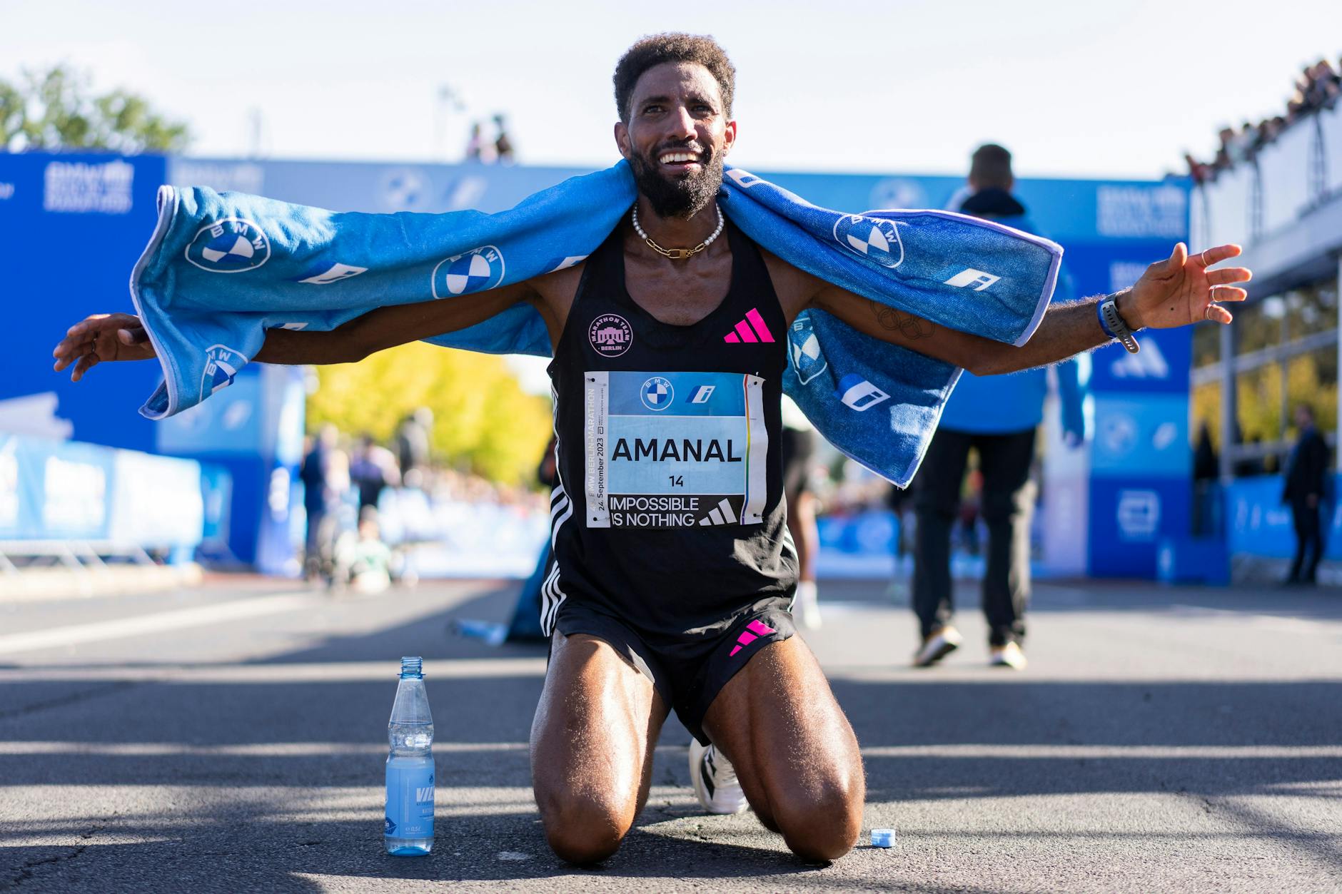 Amanal Petros stellt beim Berlin-Marathon 2023 einen neuen deutschen Rekord auf.