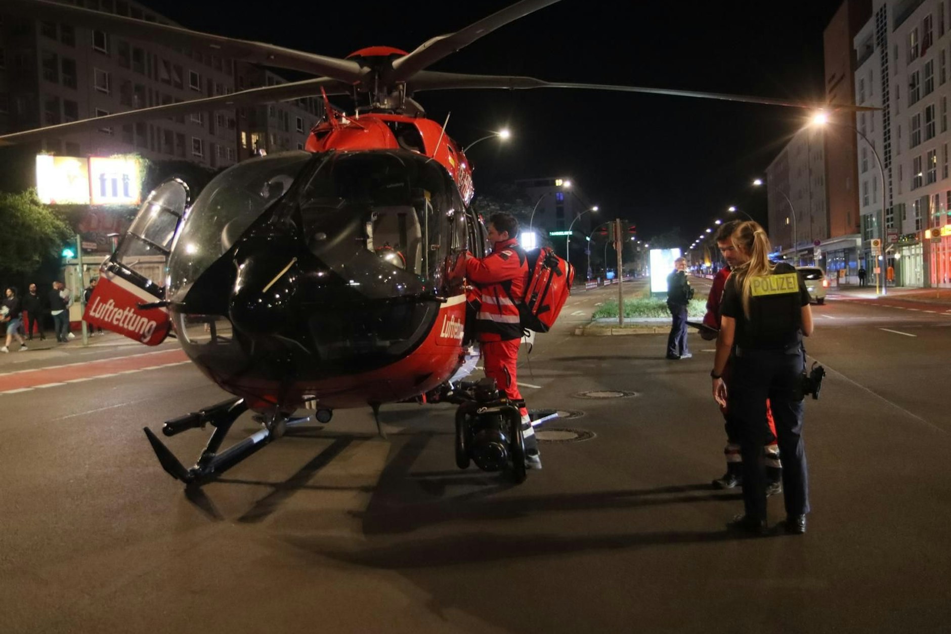 Ein Mensch wurde in der Nacht zu Montag von einer U-Bahn überrollt. Der Rettungshubschrauber „Christoph Berlin“ muss am U-Bahnhof Ullsteinstraße landen.&nbsp;&nbsp;