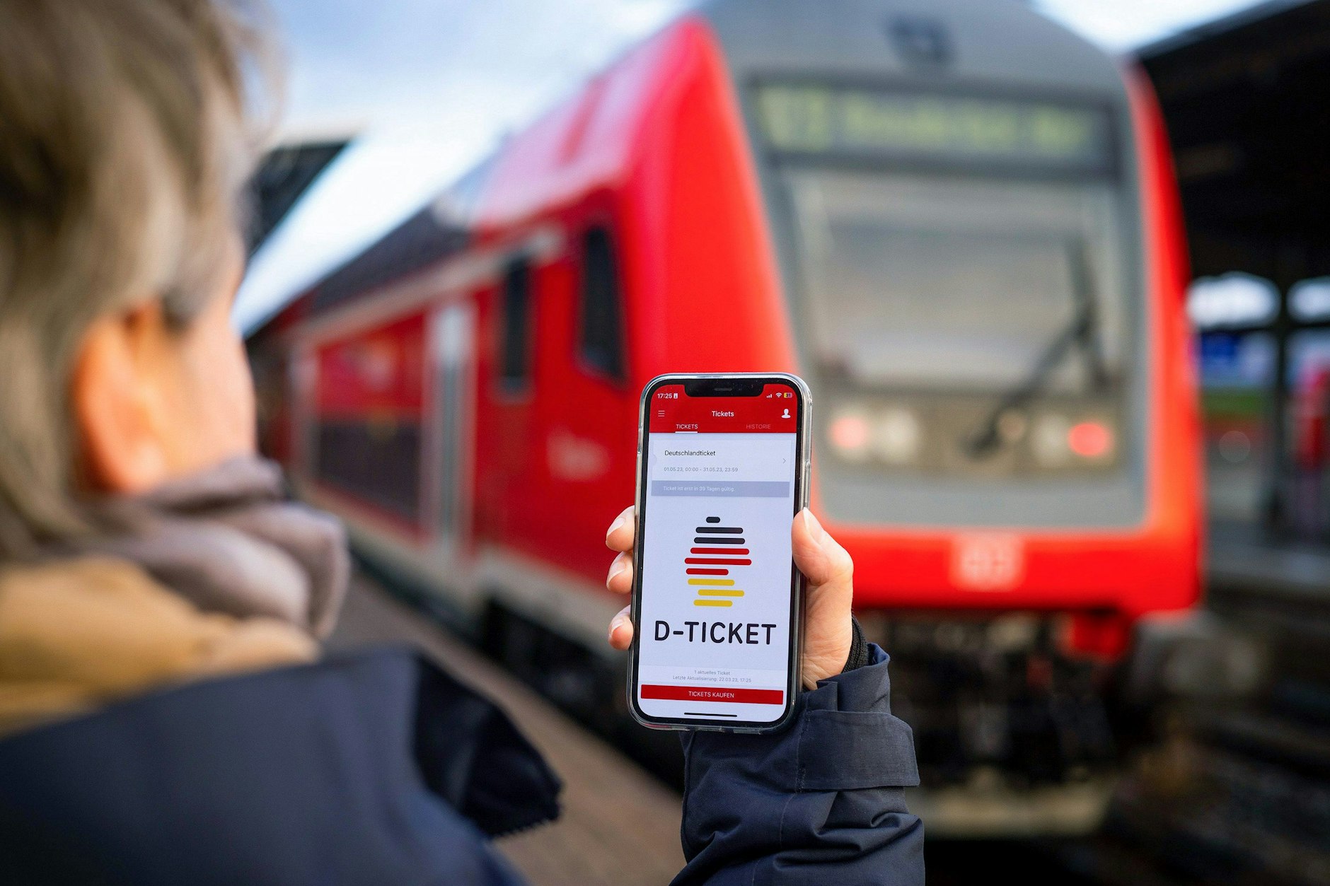 Das 49 Euro D-Ticket auf dem Display eines Smartphones (Fotomontage) (Symbolbild)