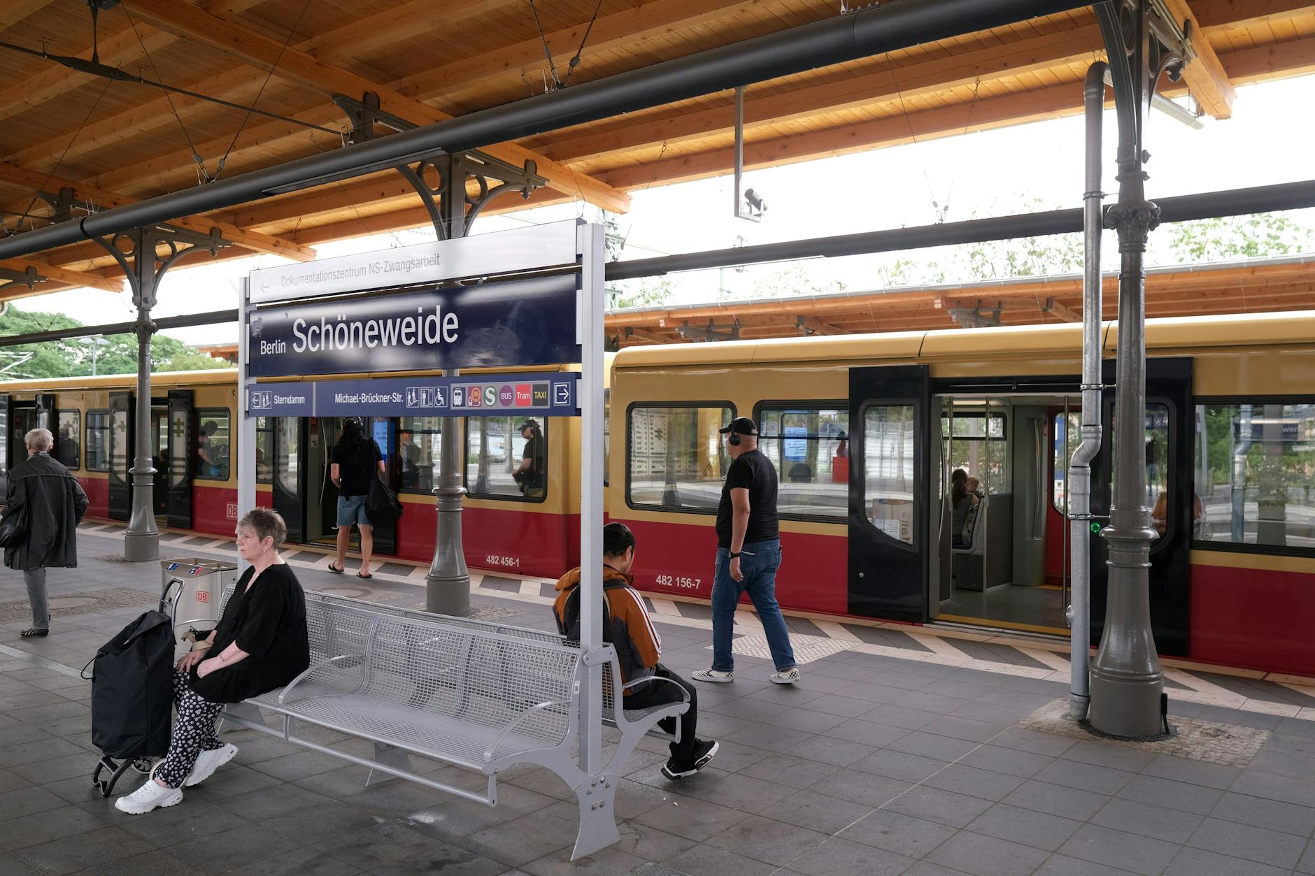 Die Berliner Verkehrsbetriebe (BVG) haben in Treptow-Köpenick einen modernen Umsteigebahnhof im Südosten Berlins geschaffen.
