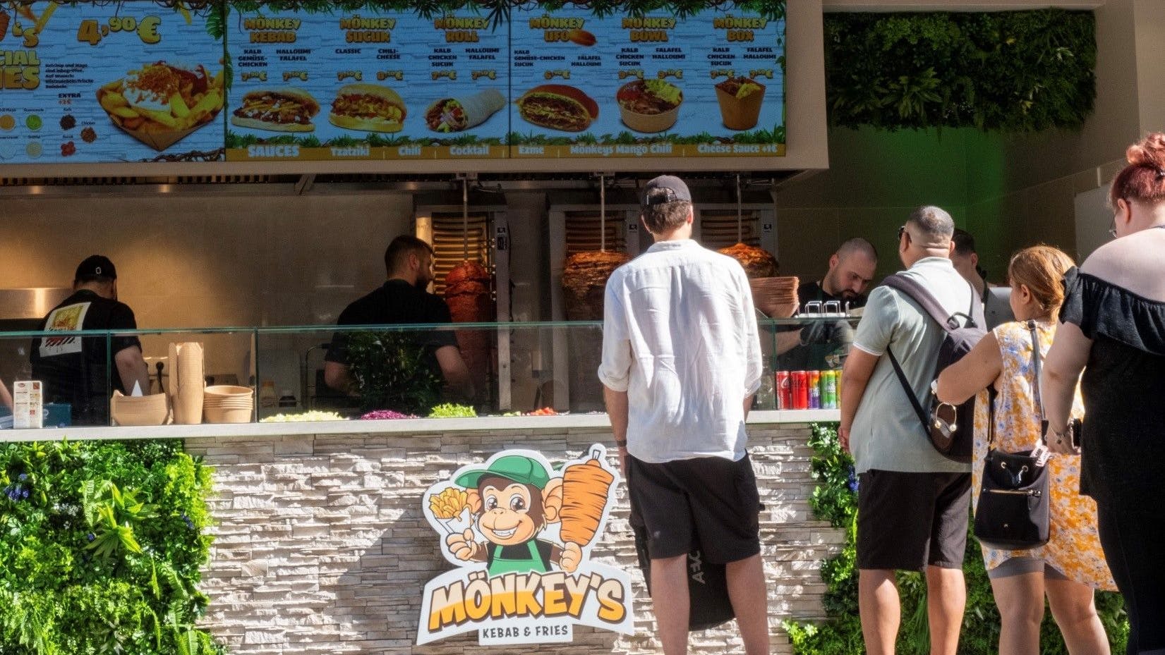Angeboten wird der Ufo-Döner von Mönkey Kebap & Fries bisher nur in Hamburg. Die Schlangen sind dafür durchaus lang.