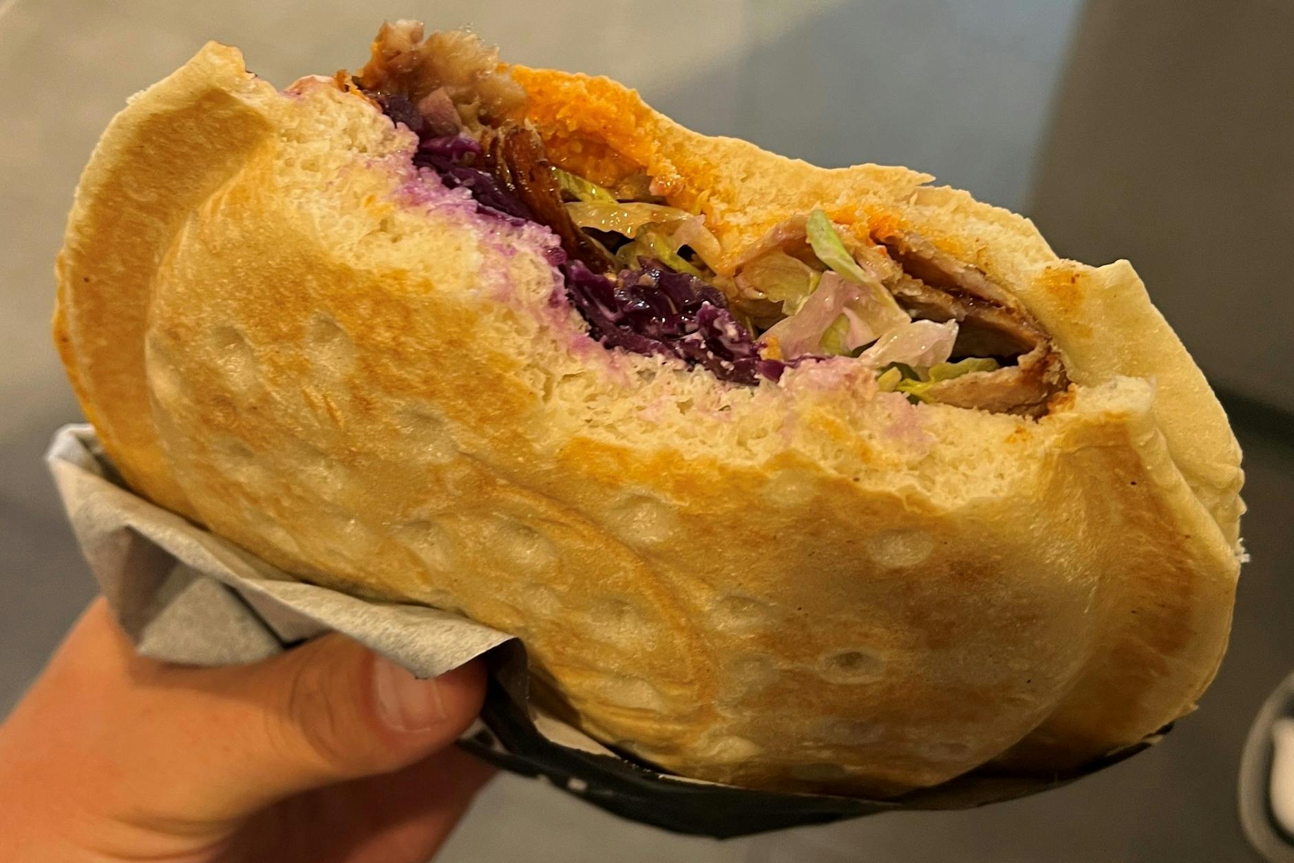 Der Ufo-Döner kommt in einem runden, geschlossenen Brot.