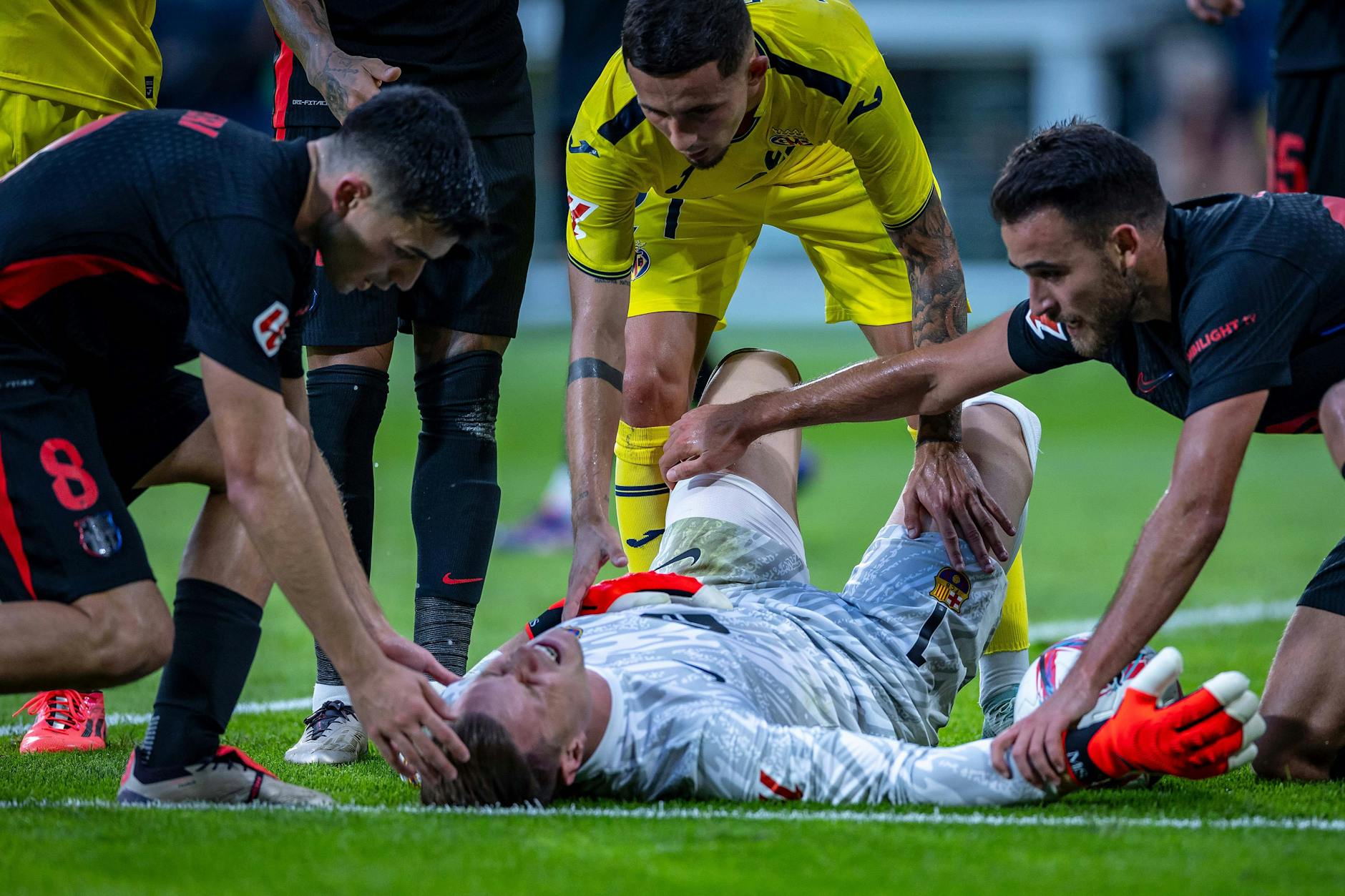 Ter Stegen erleidet im Ligaspiel gegen Villarreal einen Riss der Patellasehne, wird dem FC Barcelona und der DFB-Elf über Monate hinweg fehlen.