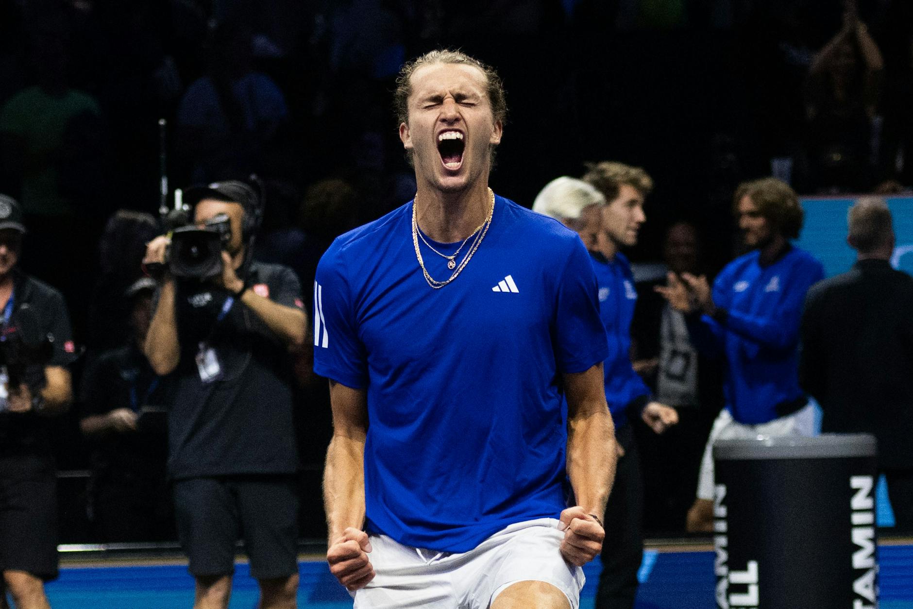 Zverev jubelt nach seinem Sieg gegen Tiafoe.