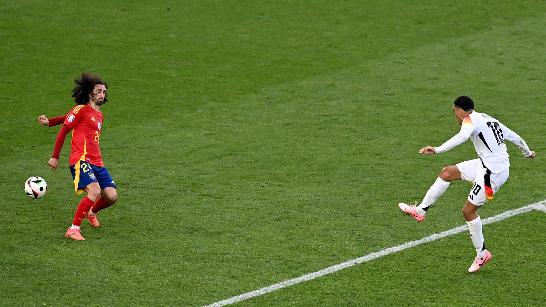 Marc Cucurella bekommt den Schuss von Jamal Musiala an die Hand.