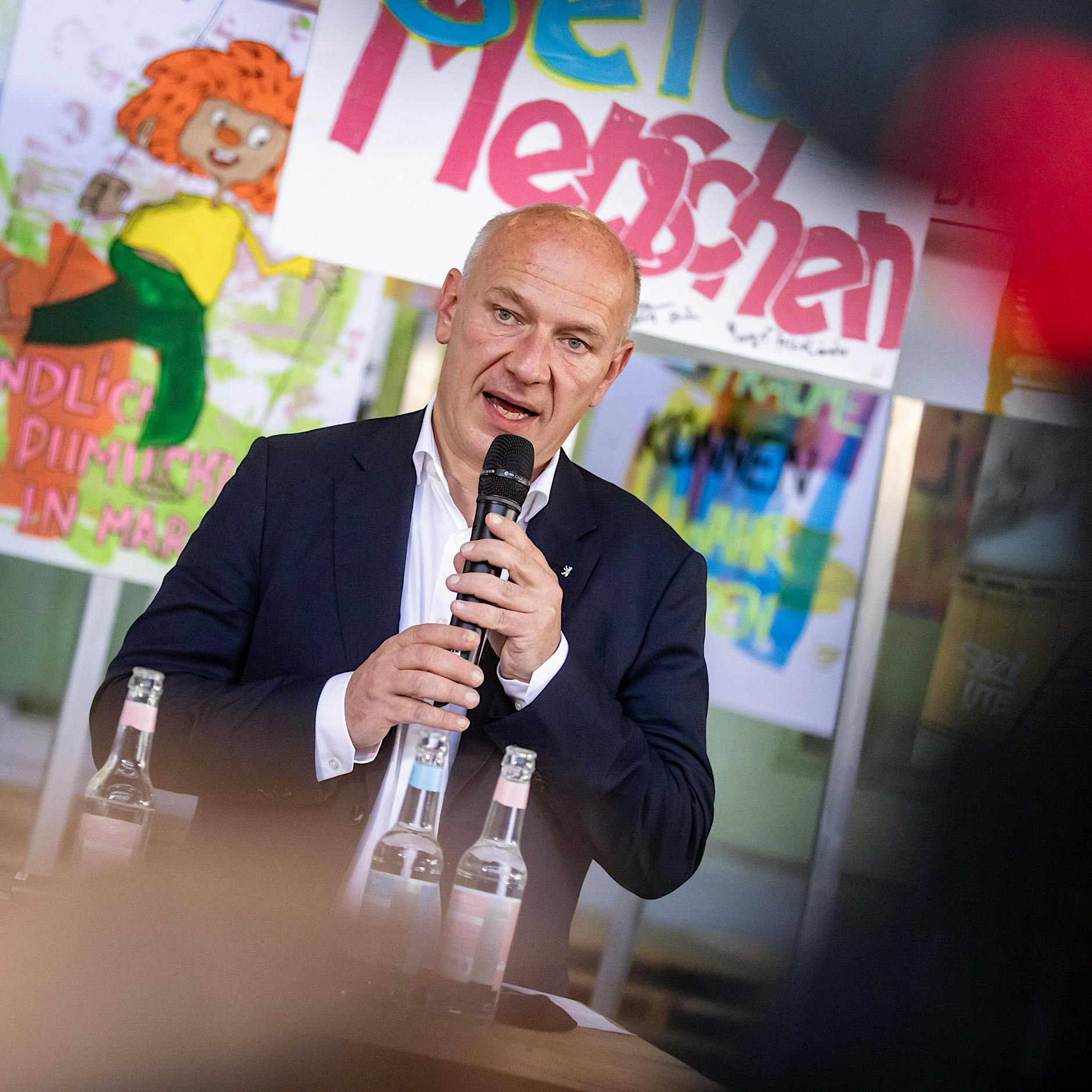 „Endlich Pumuckl in Marzahn“: Neue Plakate für das 35. Jubiläum des Mauerfalls