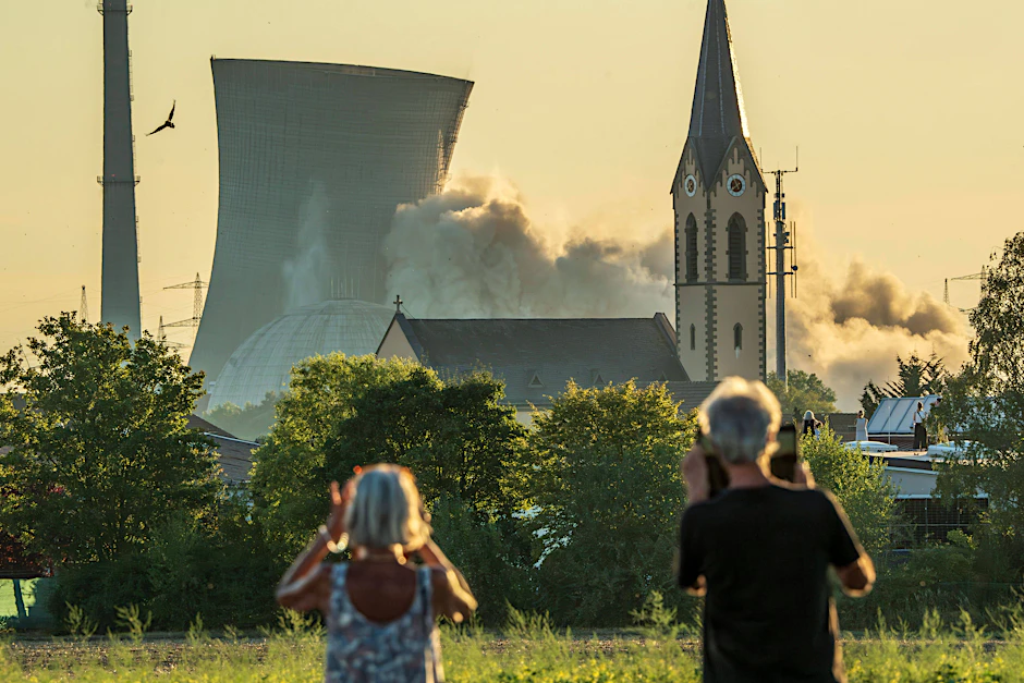 Innerhalb von nur 30 Sekunden waren die Kühltürme des stillgelegten Kernkraftwerks Grafenrheinfeld nach ihrer Sprengung im August verschwunden.