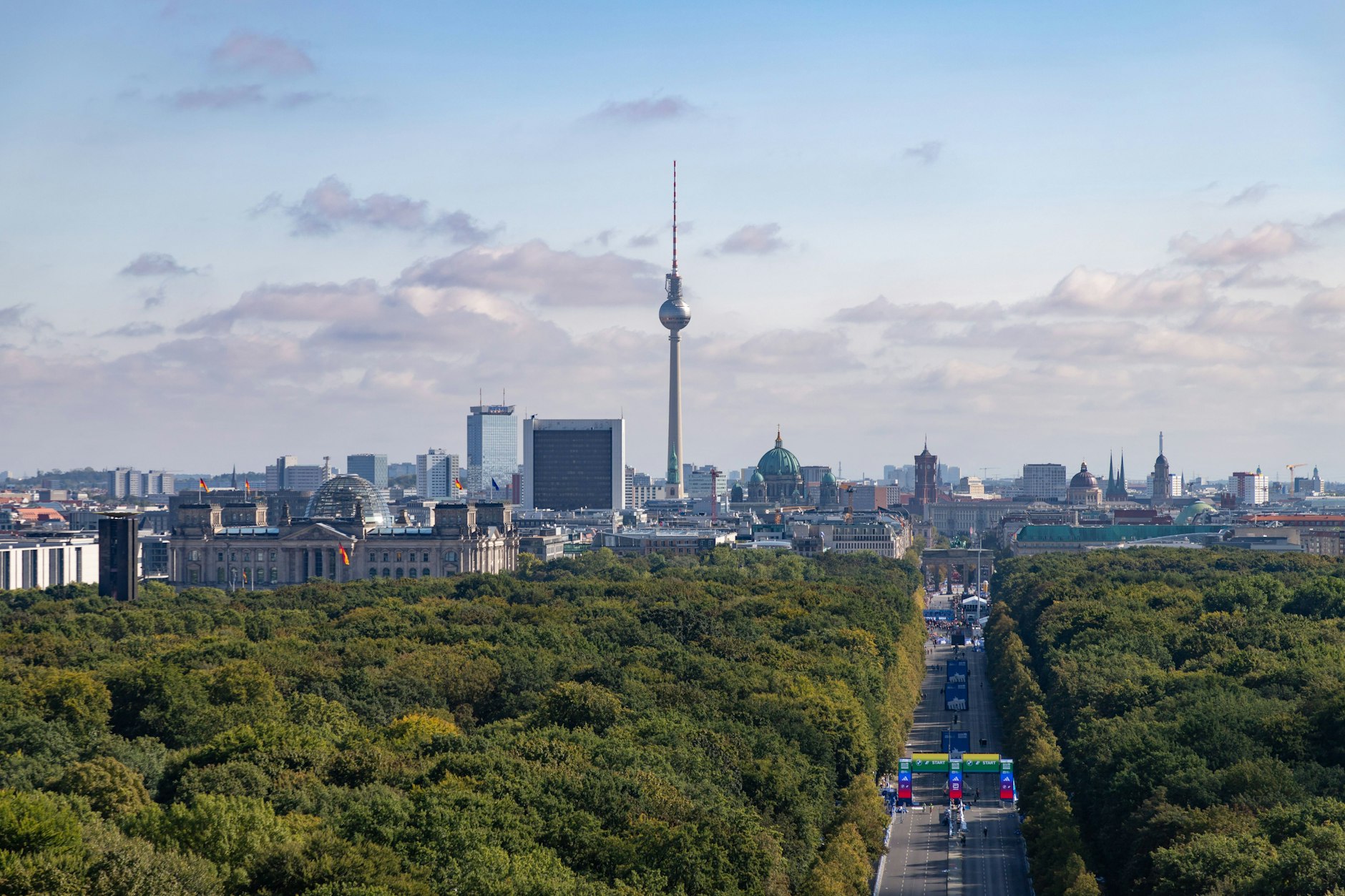 Die Straße des 17. Juni ist wegen des anstehenden Berlin-Marathons bereits gesperrt.