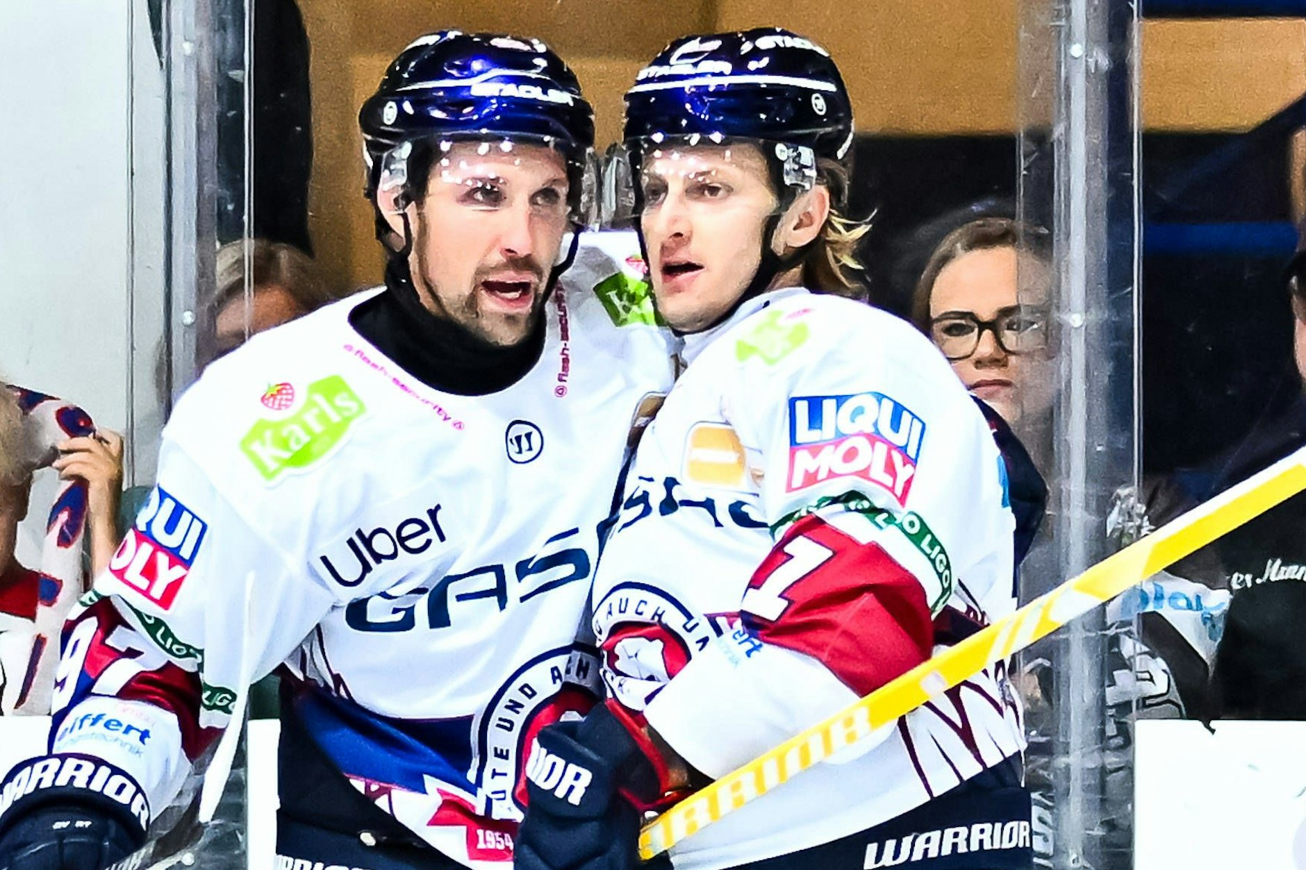 Stürmer unter sich: Gabriel Fontaine (l.) feiert mit Manuel Wiederer dessen 3:1 der Eisbären beim 4:1-Sieg in Iserlohn.