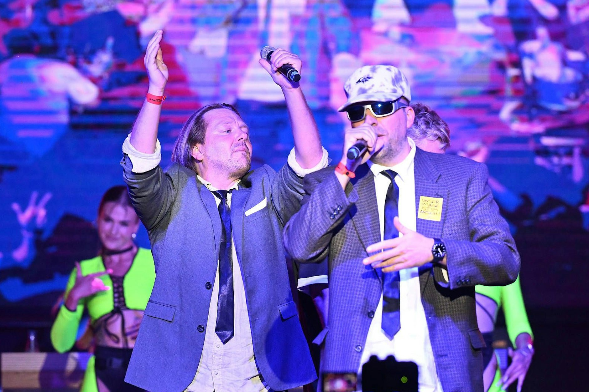 Die Atzen sorgen für gute Stimmung auf Mallorca, jetzt sind sie sauer, dass die AfD-Jugend einen ihrer Hits umgedichtet hat.