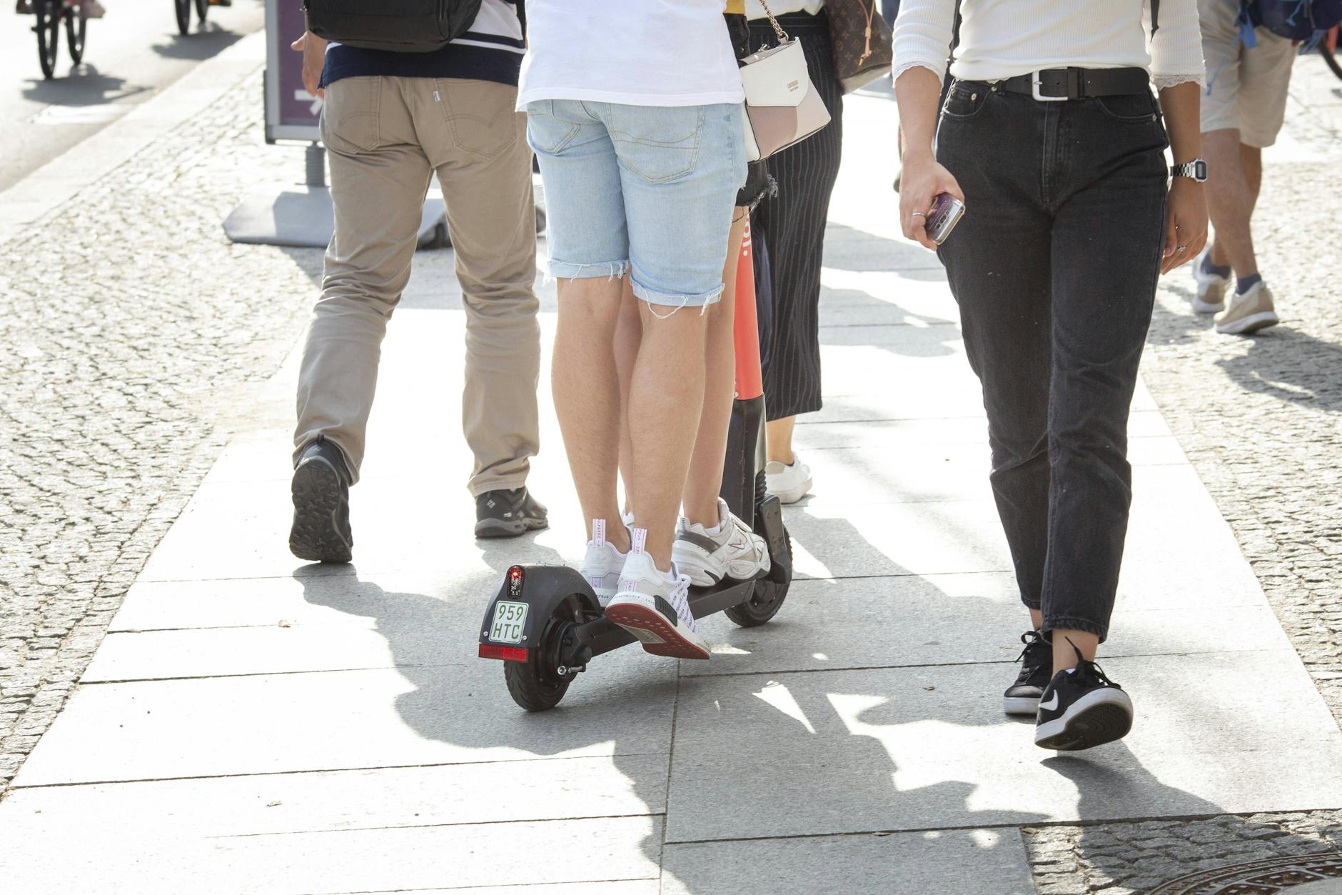 Ein E-Scooter-Fahrer hat bei einem Unfall in Berlin-Charlottenburg ein dreijähriges Mädchen angefahren (Symbolbild).