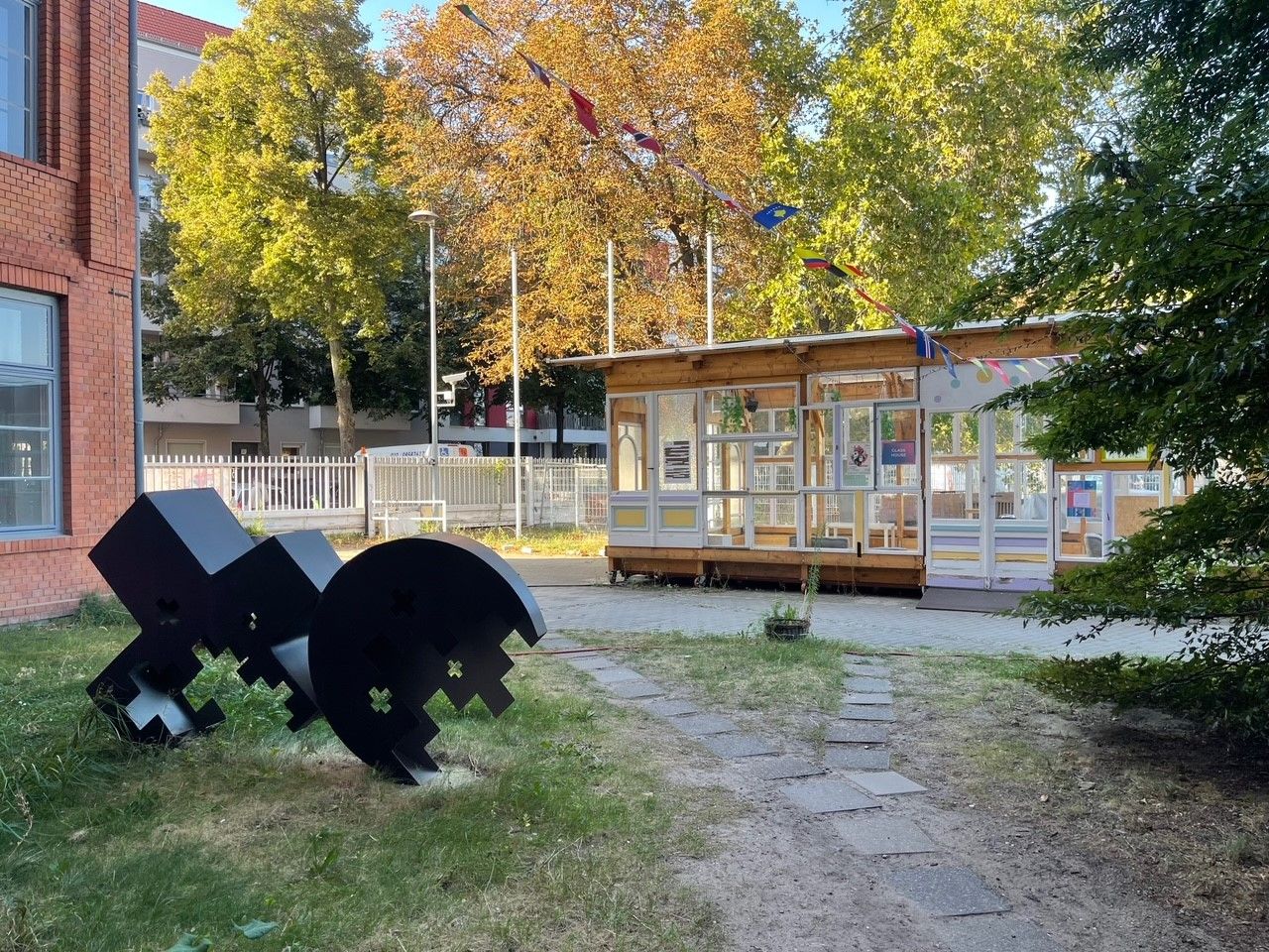 Image - Im Ukraine-Krieg zerstört, in Berlin wiederbelebt:  Hotel Continental – Drehscheibe für Kunst im Exil