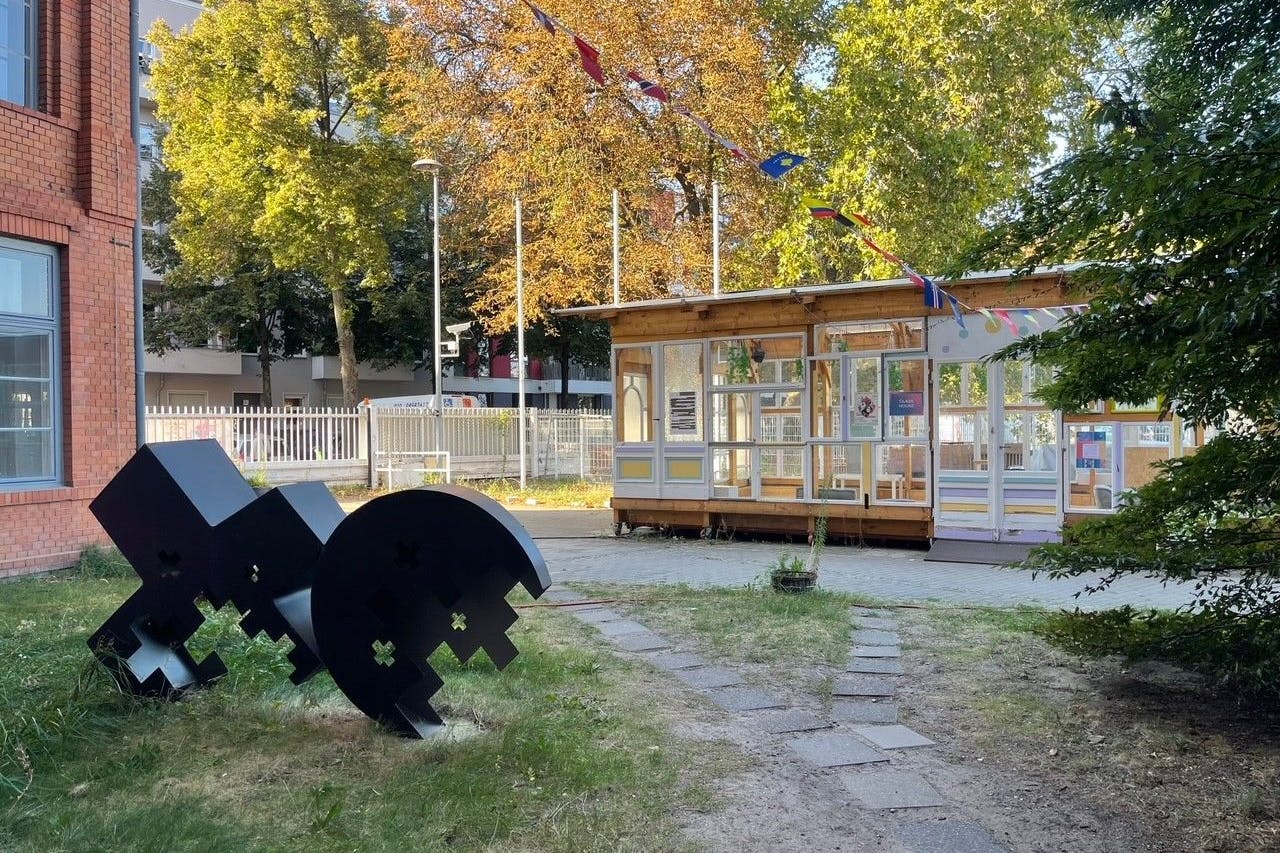 Ein großer Backsteinbau, ein kleiner Pavillon – das ist der Art Space in Exile in der Treptower Elsenstraße. Momentan findet dort eine von der Malerin Irena Fedder kuratierte Werkschau statt.