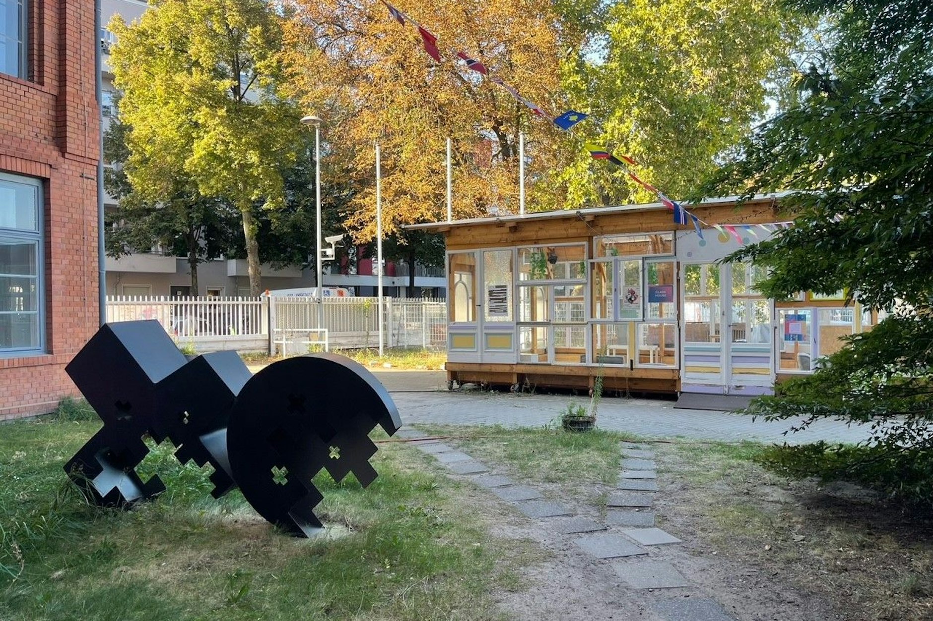 Ein großer Backsteinbau, ein kleiner Pavillon – das ist der Art Space in Exile in der Treptower Elsenstraße. Momentan findet dort eine von der Malerin Irena Fedder kuratierte&nbsp;Werkschau&nbsp;statt.