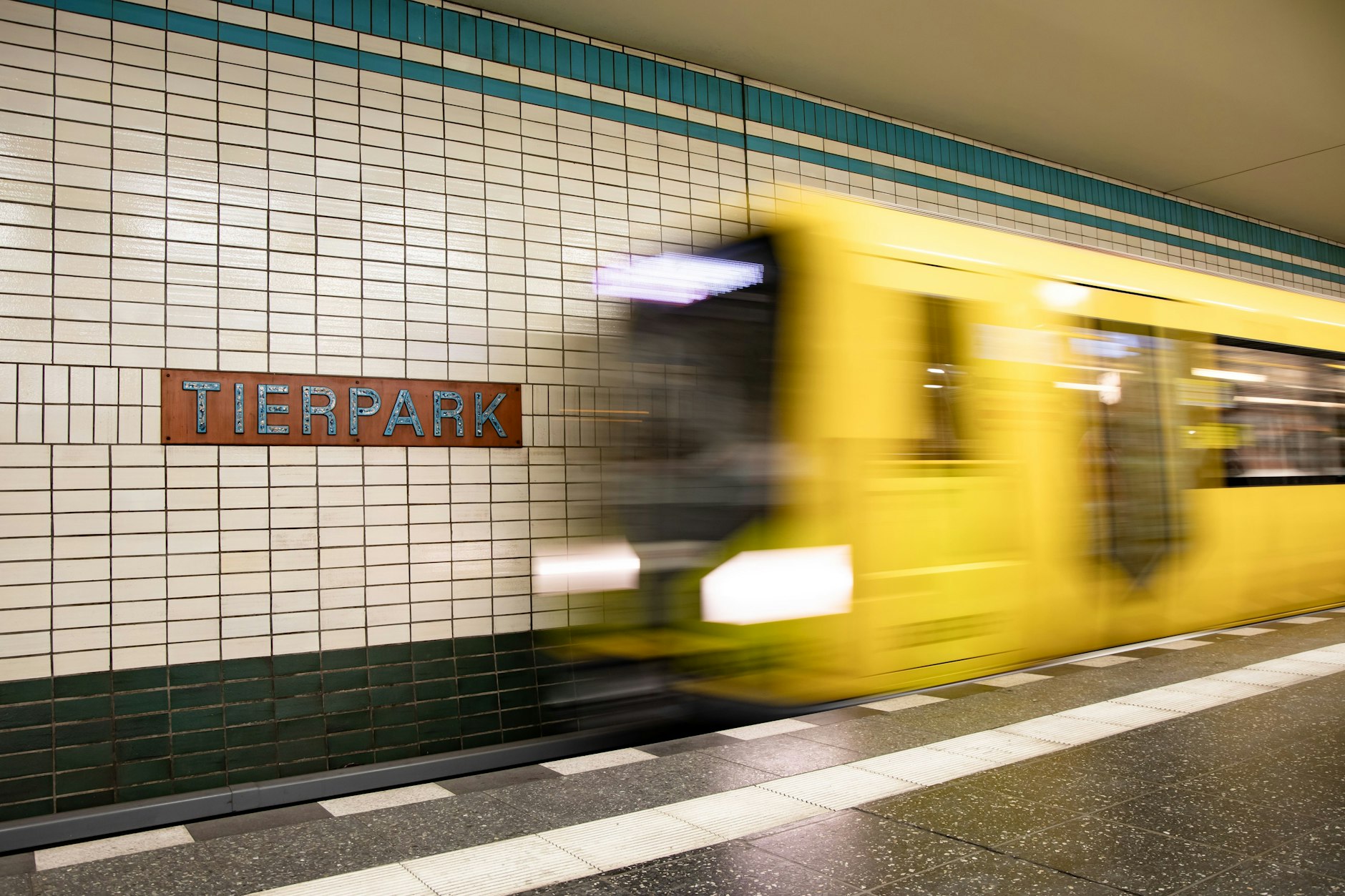 Ganz in der Nähe des U-Bahnhofes Tierpark Berlin soll ein neues Hochhaus entstehen. Das Grundstück grenzt in einem Abstand von 1,30 Metern an den U-Bahntunnel.