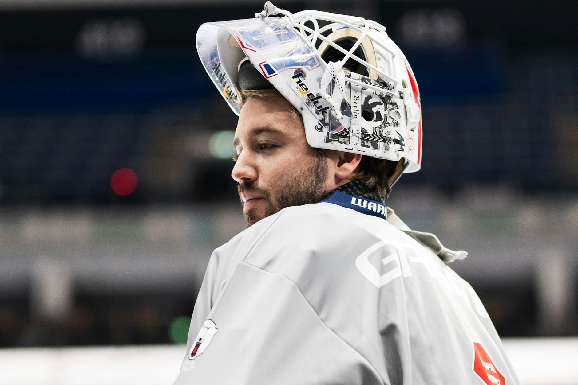 Hält jetzt nicht nur Pucks sicher in seinen Pranken, sondern auch Töchterchen Milly: Eisbären-Torwart Jake Hildebrand