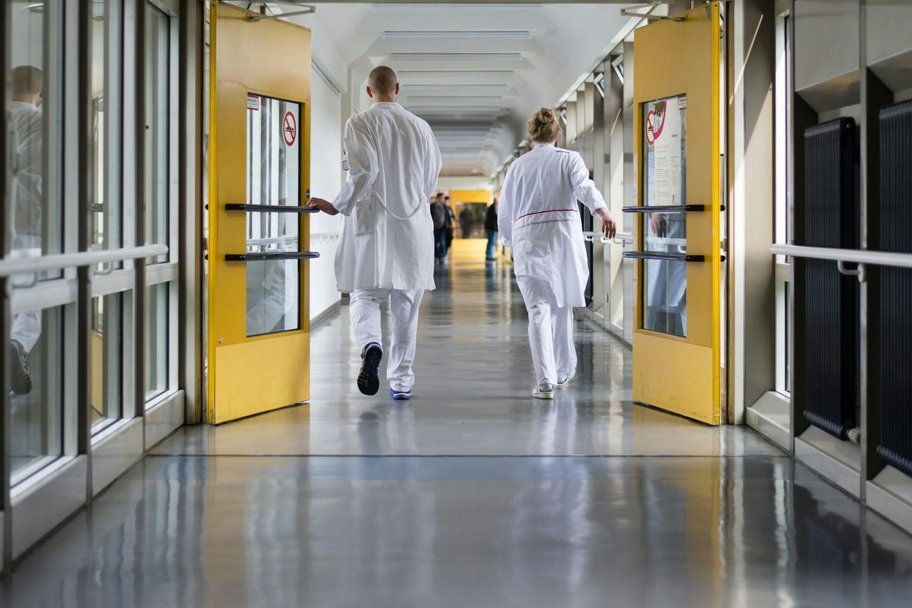 Ärzte auf dem Weg zur Rettungsstelle eines Berliner Krankenhauses.