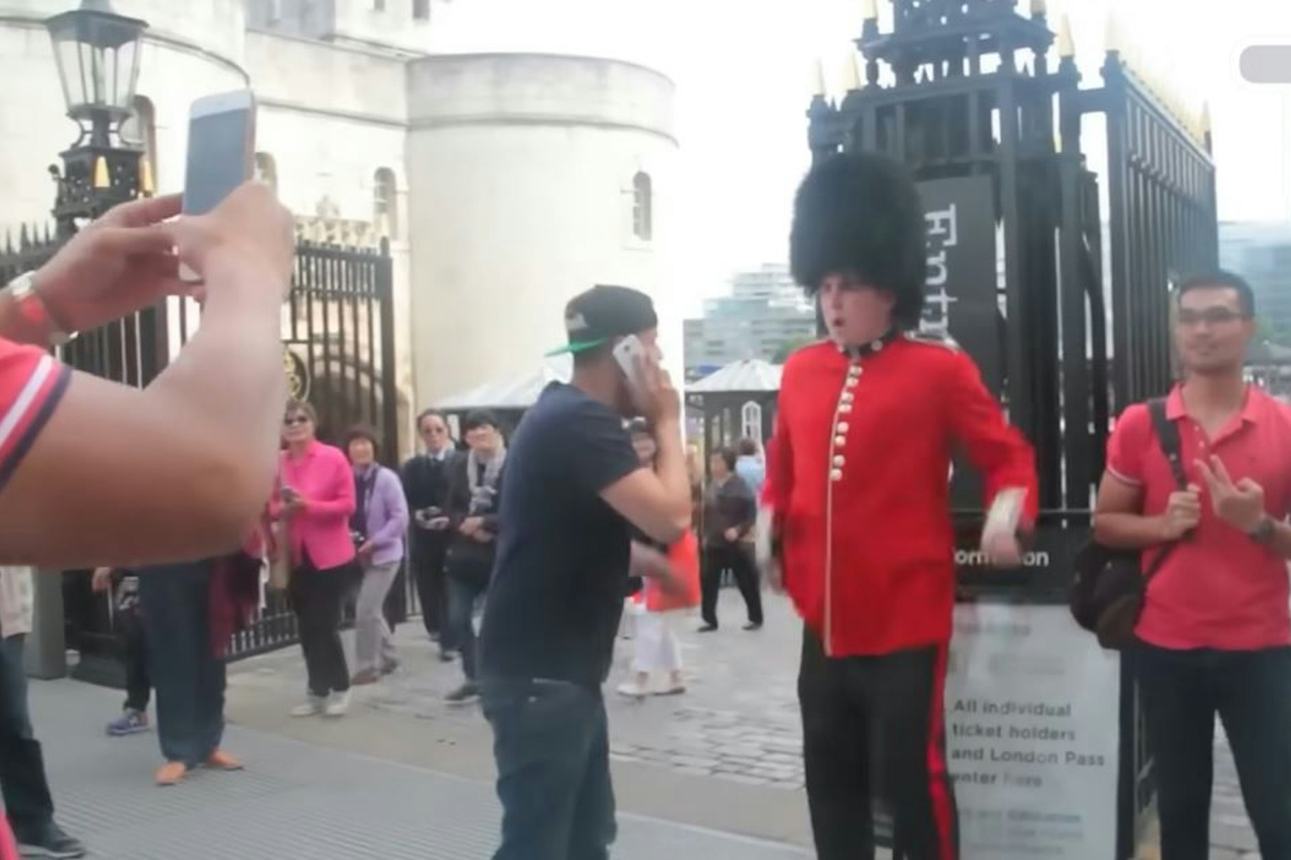 Nerven Sie die Wachleute der Royal Guard besser nicht ...