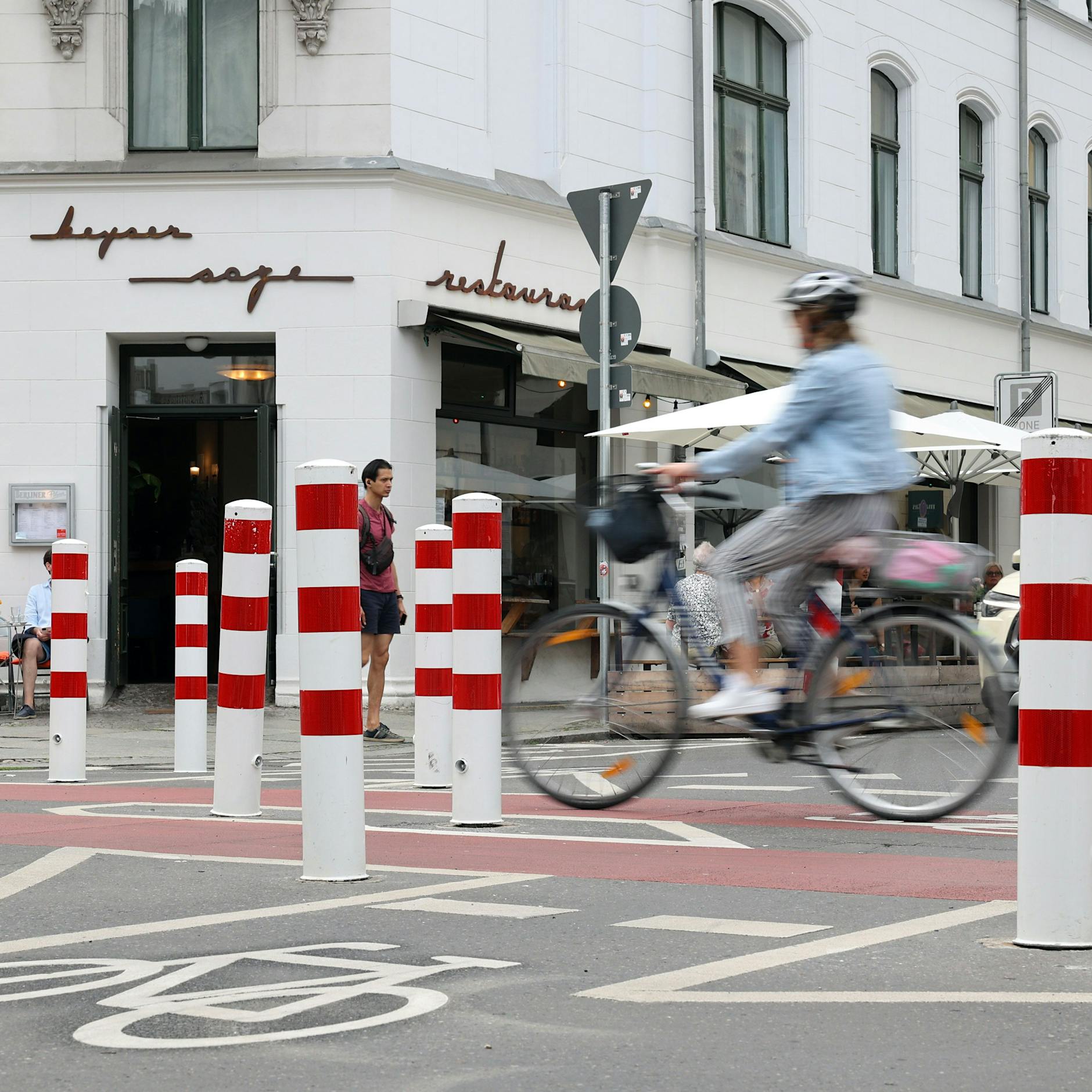 Berlins Retter schlagen Alarm: Poller bremsen uns im Notfall aus!