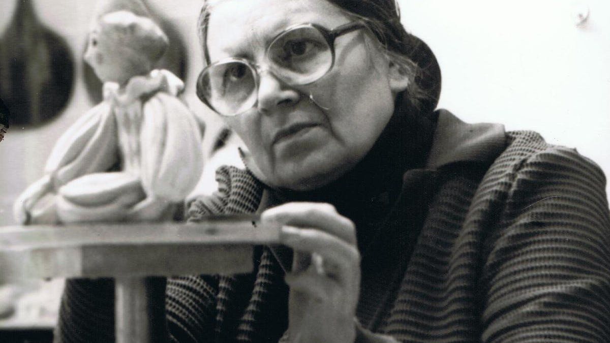 Die DDR-Bildhauerin Johanna Jura in ihrem Atelier
