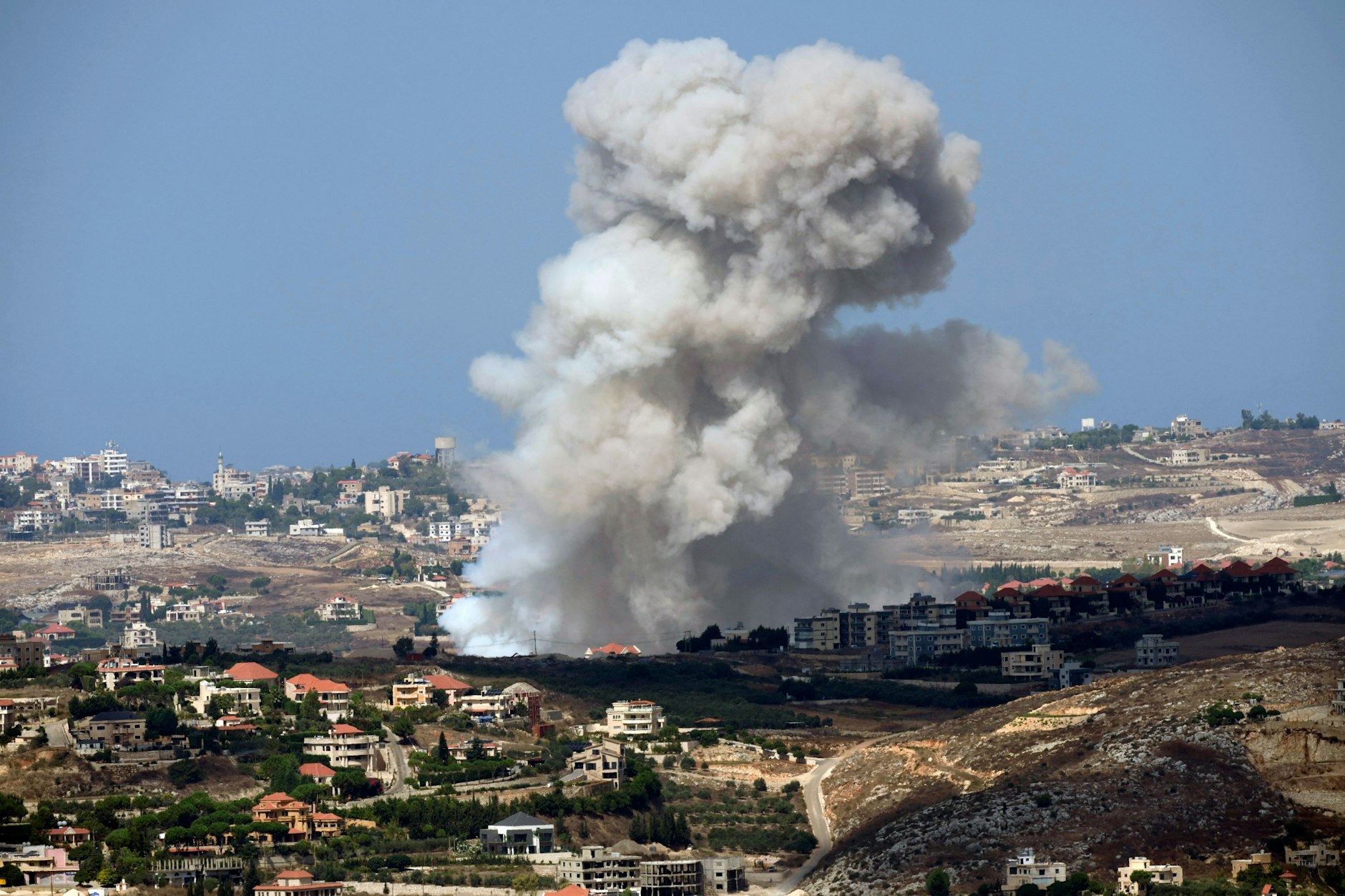 Rauch steigt nach einem mutmaßlich israelischen Angriff in Marjayoun im Libanon auf.