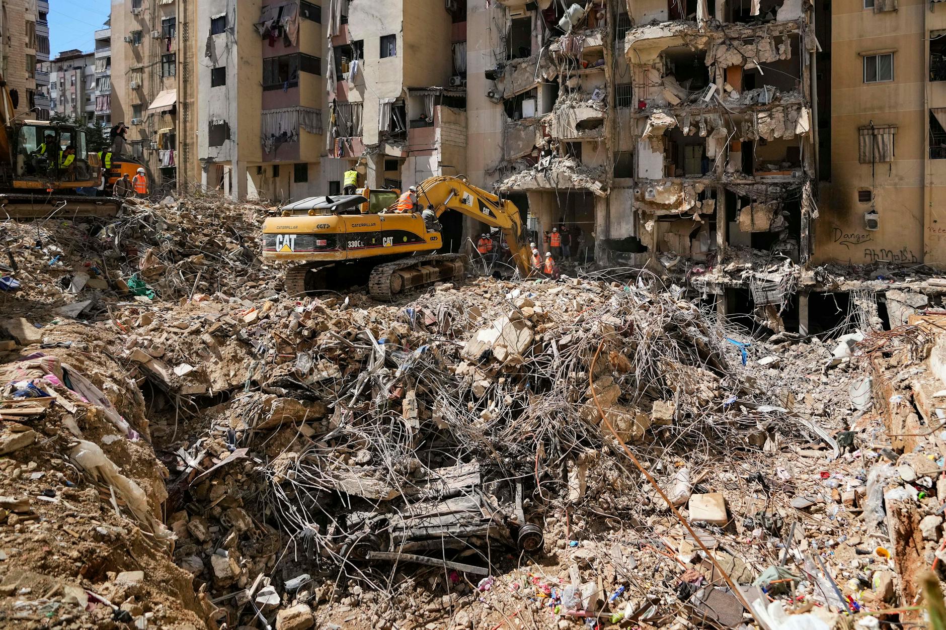 Beirut: Rettungskräfte durchsuchen die Trümmer auf der Suche nach vermissten Personen am Ort des israelischen Angriffs vom Freitag.