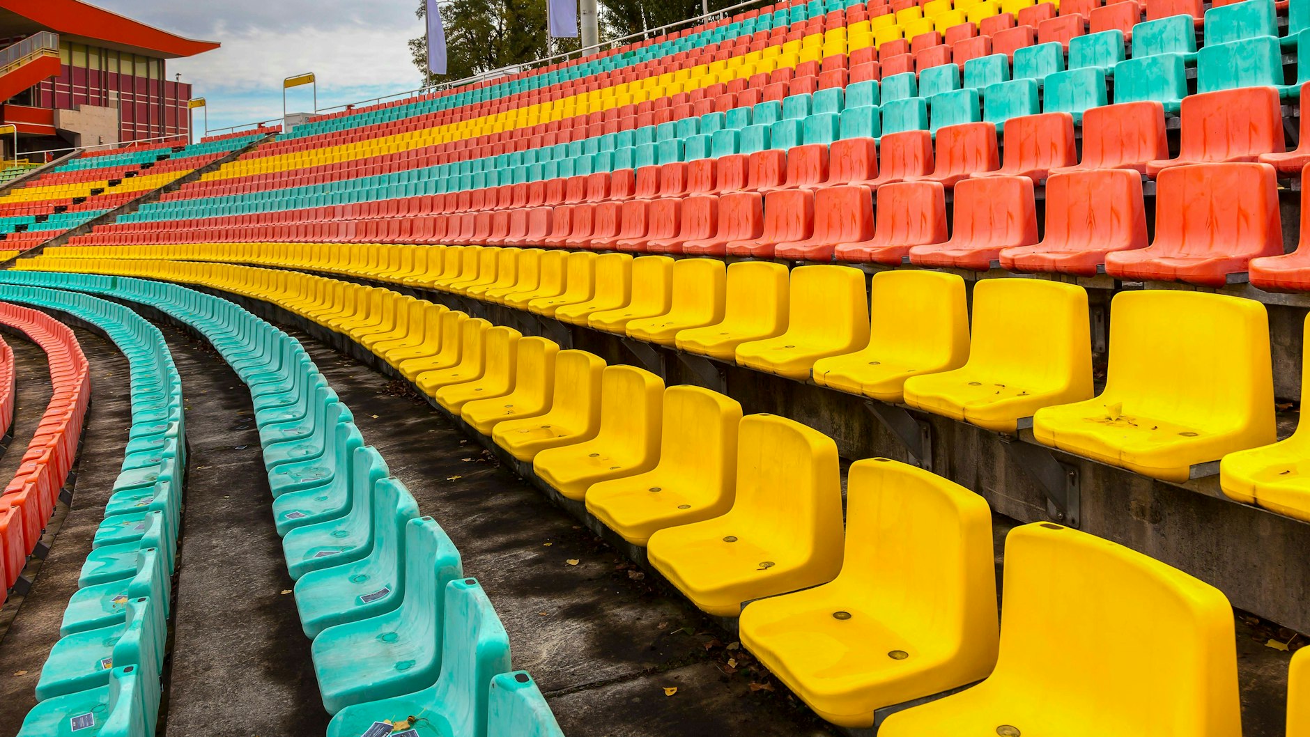 Markant: Die bunten Sitze im Berliner Jahnstadion.