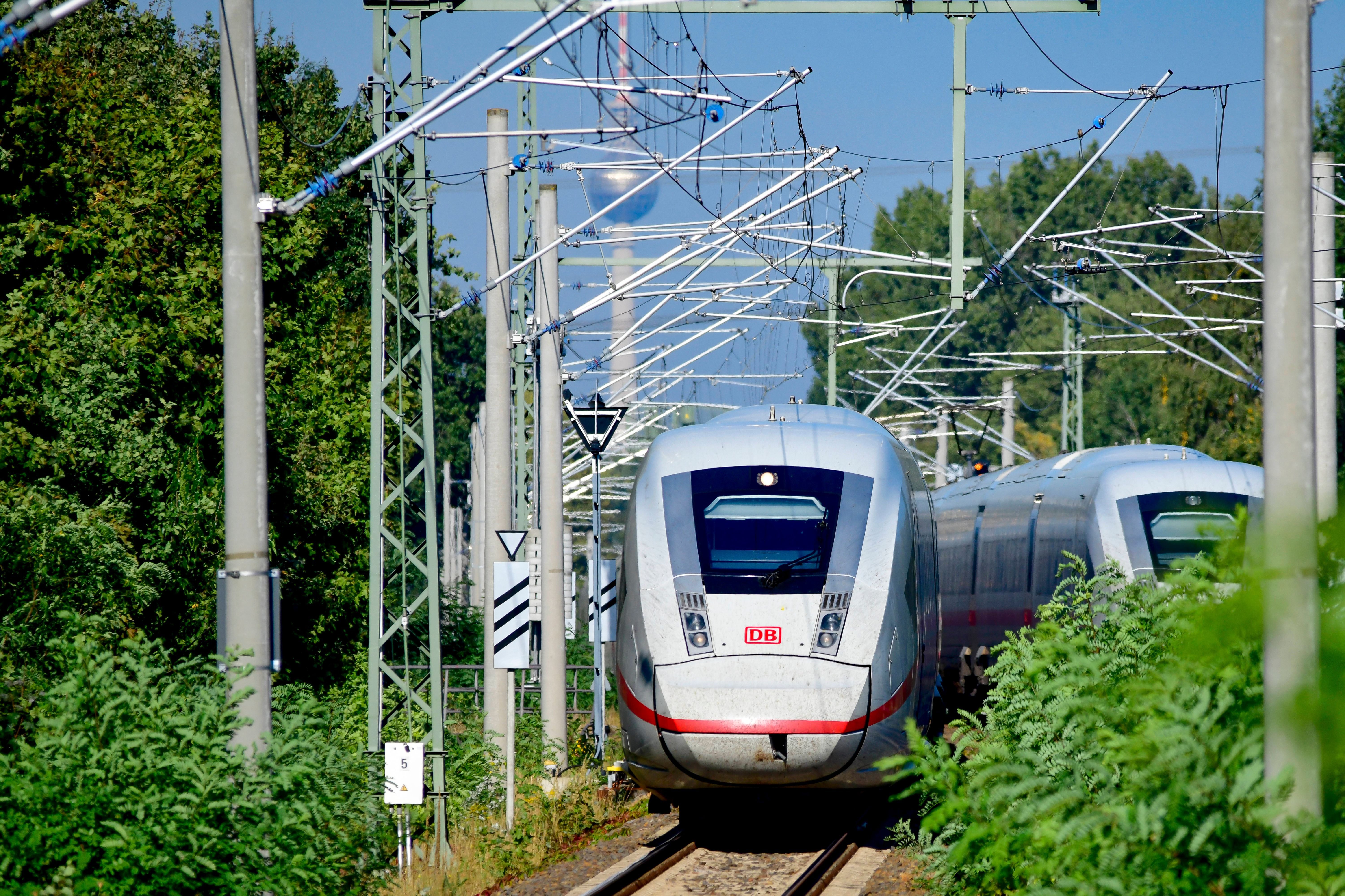 Nackter stoppt 65 Züge! Alle fragen sich: War es ein TikTok-Idiot?