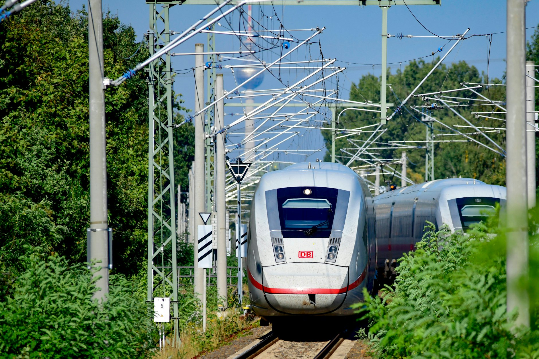 Immer öfter werden Züge der Bahn von Menschen im Gleis gestoppt.
