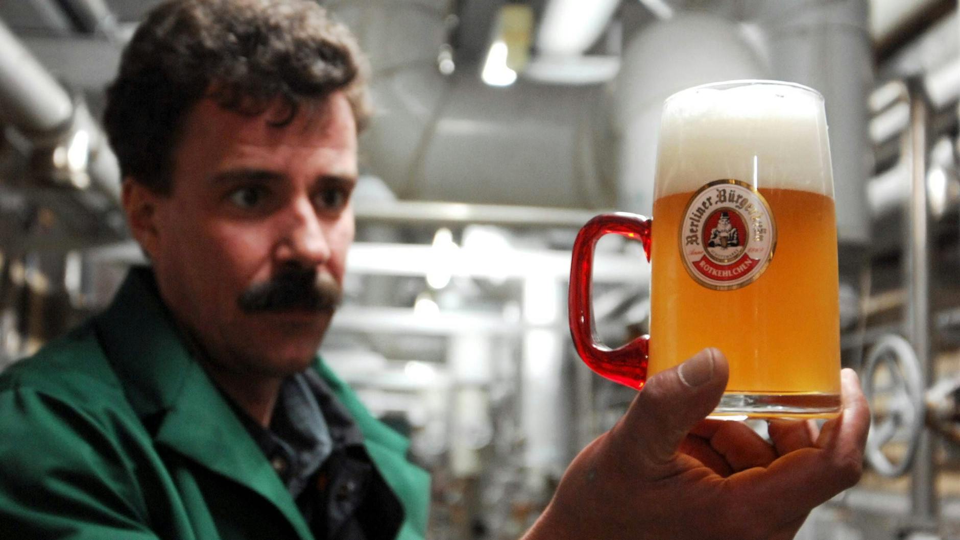 Ein Mitarbeiter mit einer Probe: Das waren noch Zeiten, als in der Berliner Bürgerpreis-Brauerei in Friedrichshagen noch Bier hergestellt wurde. 
