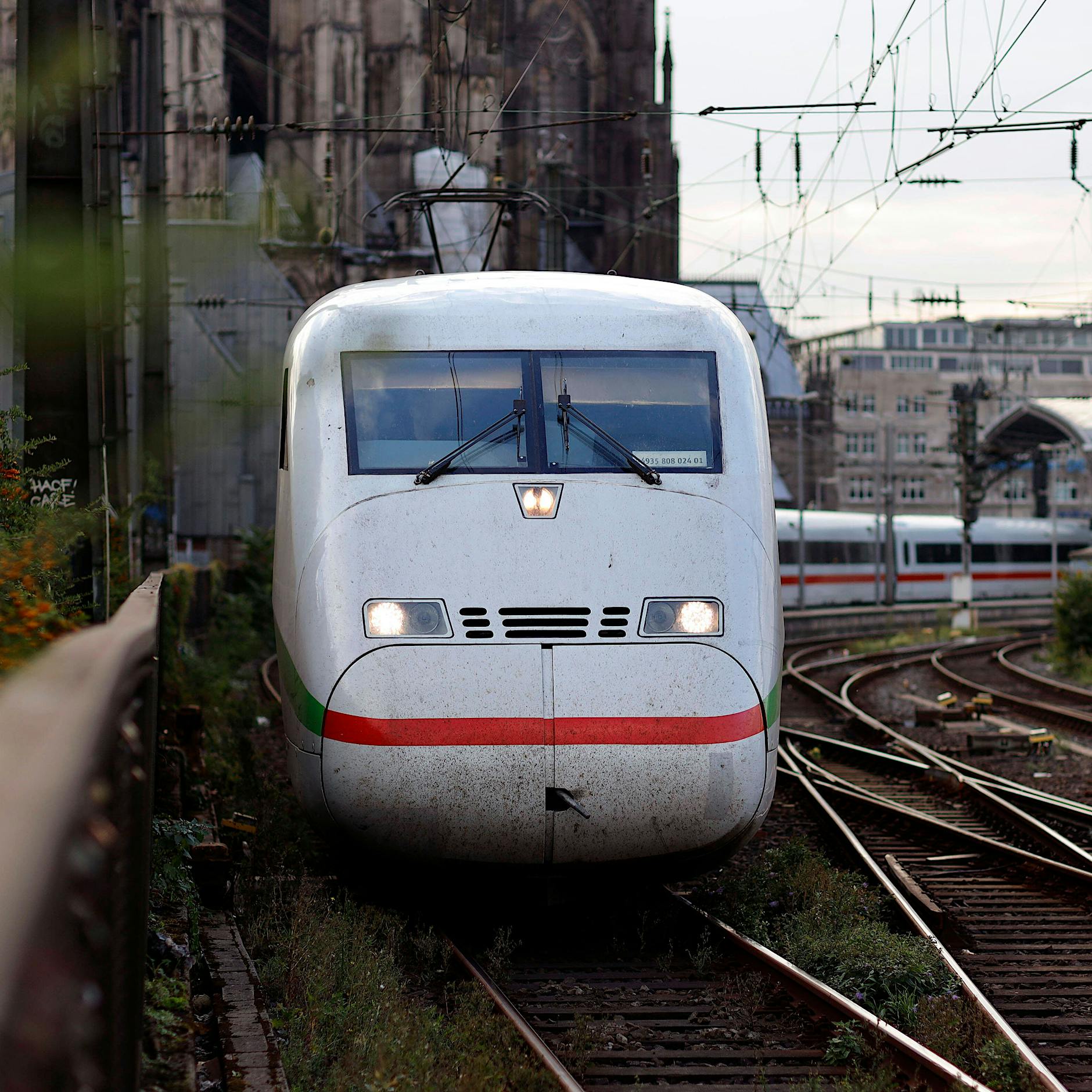 (Halb)nackter Mann stoppt 65 Züge und sorgt für Tausende Minuten Verspätung