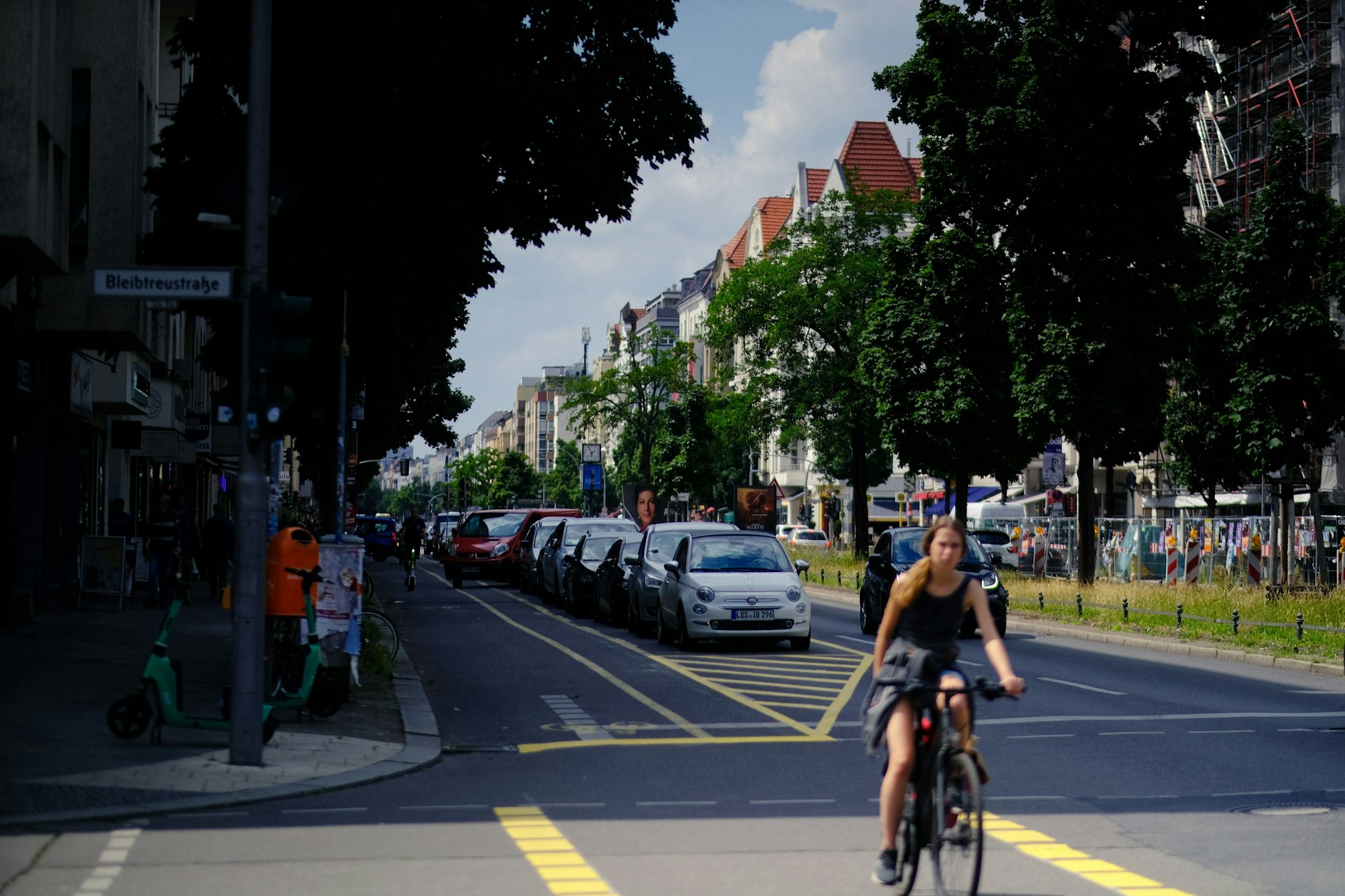 In der Kantstraße in Berlin-Charlottenburg gibt es nur noch eine Fahrspur für Autos: Rettungsdienste kommen nicht mehr durch, weil Autos nicht ausweichen können. Das soll jetzt geändert werden.