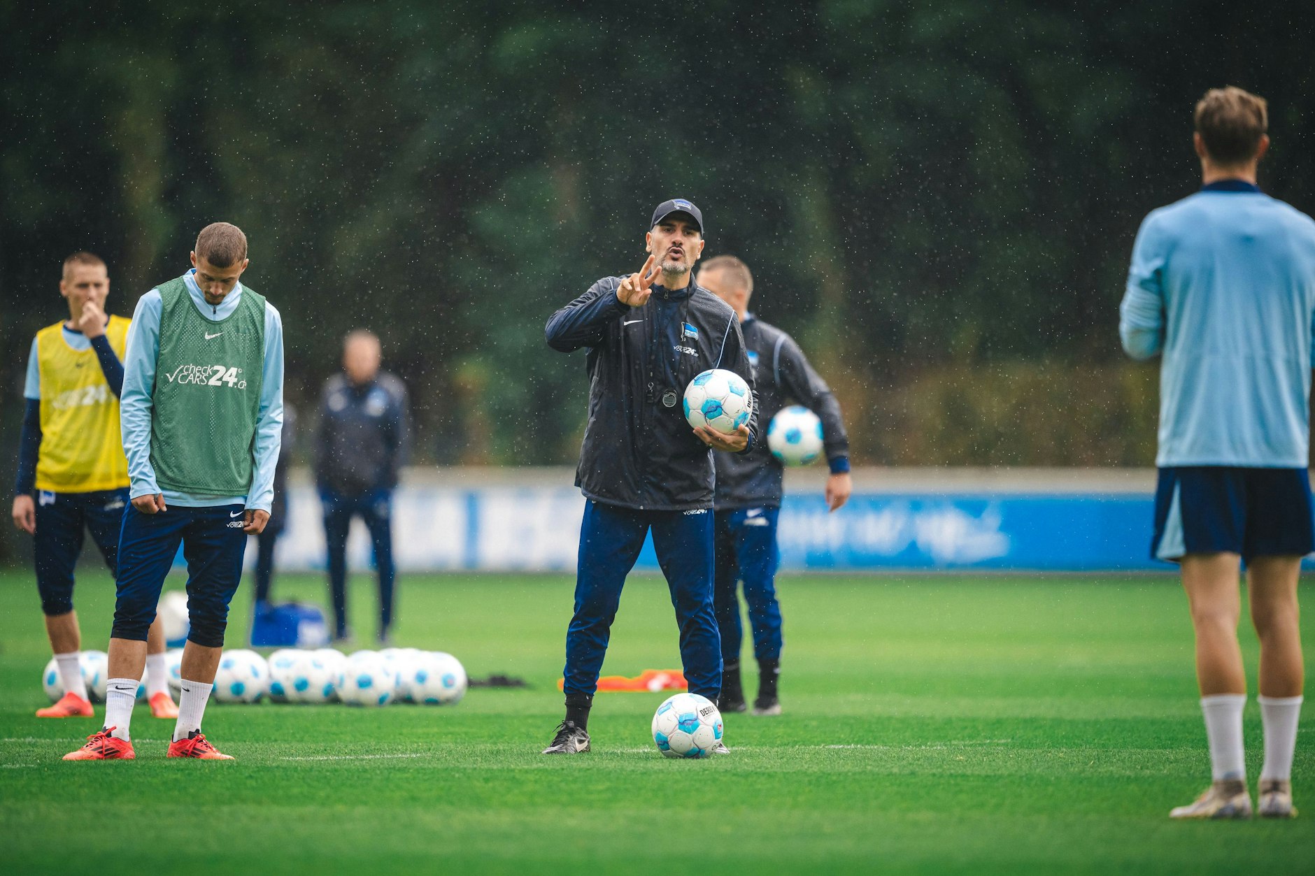 Cristian Fiel gibt im Berliner Regen Anweisungen auf dem Trainingsplatz.