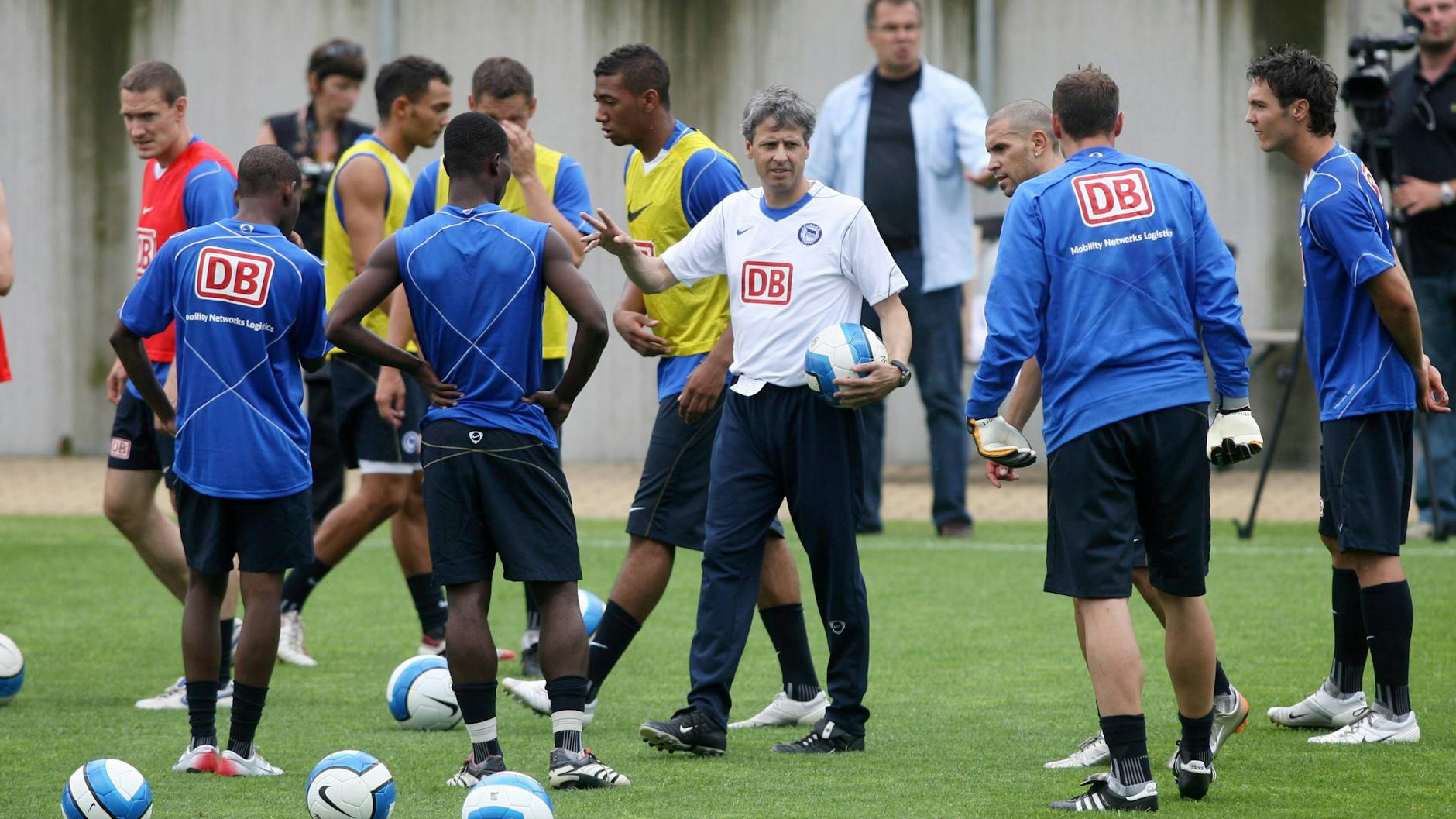 Trainer Lucien Favre (Hertha, Mitte) gibt den Spielern zum Trainingsauftakt der Saison 2007/08 Anweisungen.