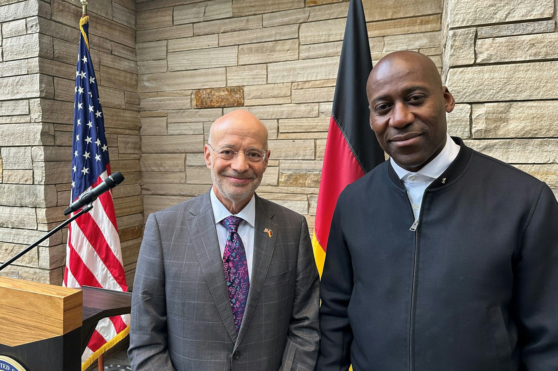 Alan Meltzer (l.) mit Berlins Kultursenator Joe Chialo