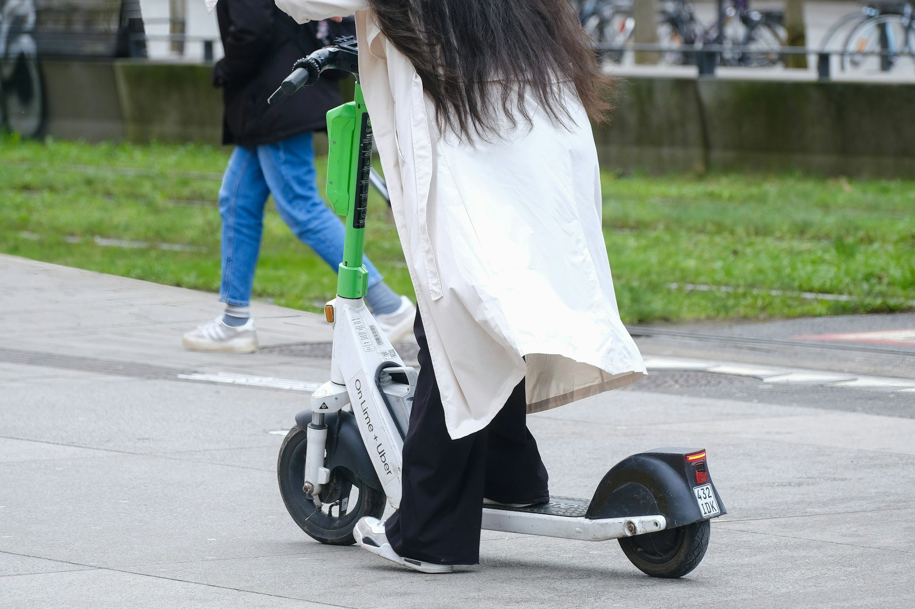 Eine Frau fährt auf einem E-Scooter.&nbsp;