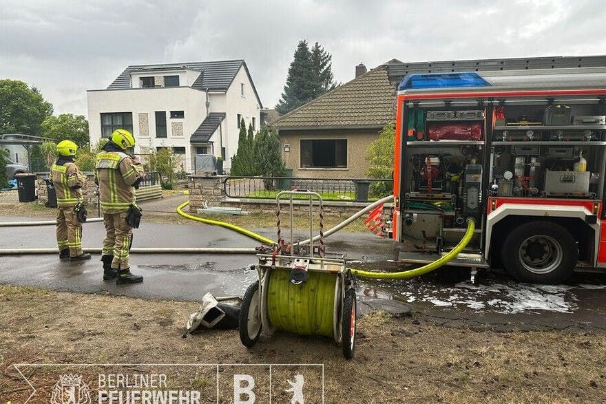 Feuerwehrleute im Einsatz bei dem tragischen Brand in der Dahlienstraße in Köpenick. Trotz schneller Löschmaßnahmen konnte das Leben der Bewohnerin nicht mehr gerettet werden.