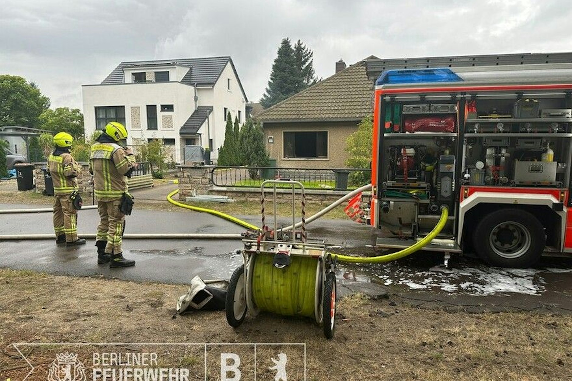 Feuerwehrleute im Einsatz bei dem tragischen Brand in der Dahlienstraße in Köpenick. Trotz schneller Löschmaßnahmen konnte das Leben der Bewohnerin nicht mehr gerettet werden.