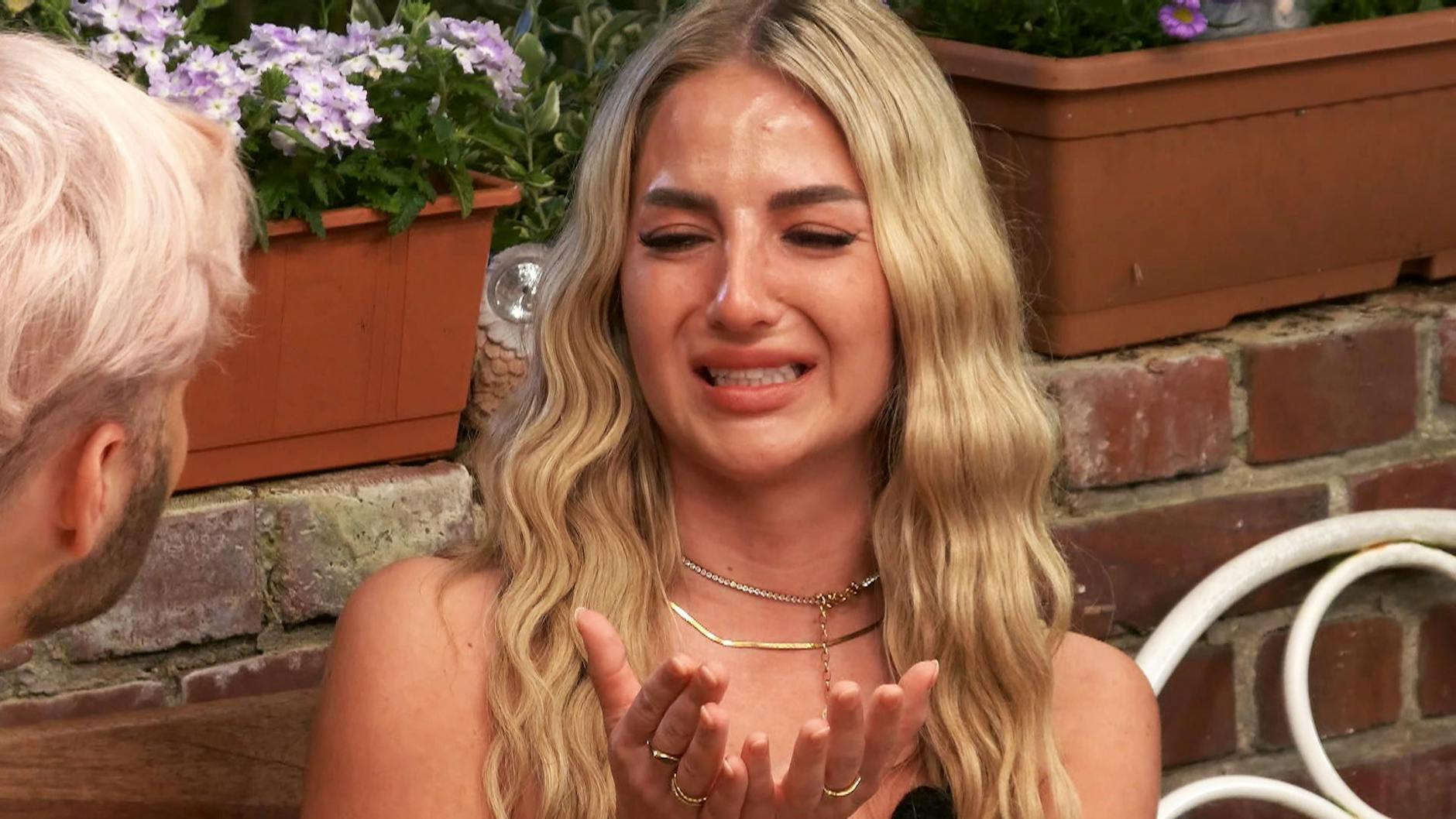Emma Fernlund bricht im „Sommerhaus“ in Tränen aus.