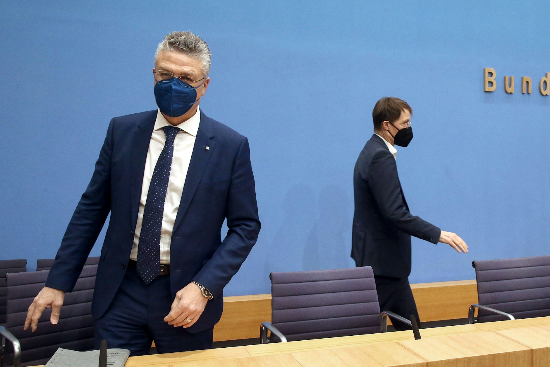 Karl Lauterbach (SPD, r.), Bundesgesundheitsminister, und Lothar Wieler (l.), RKI-Präsident, nehmen vor der Bundespressekonferenz ihre Plätze ein, bevor sie Fragen von Journalisten zum Infektionsgeschehen, zum Impfbeginn in Apotheken und zur Impfentwicklung beantworten.