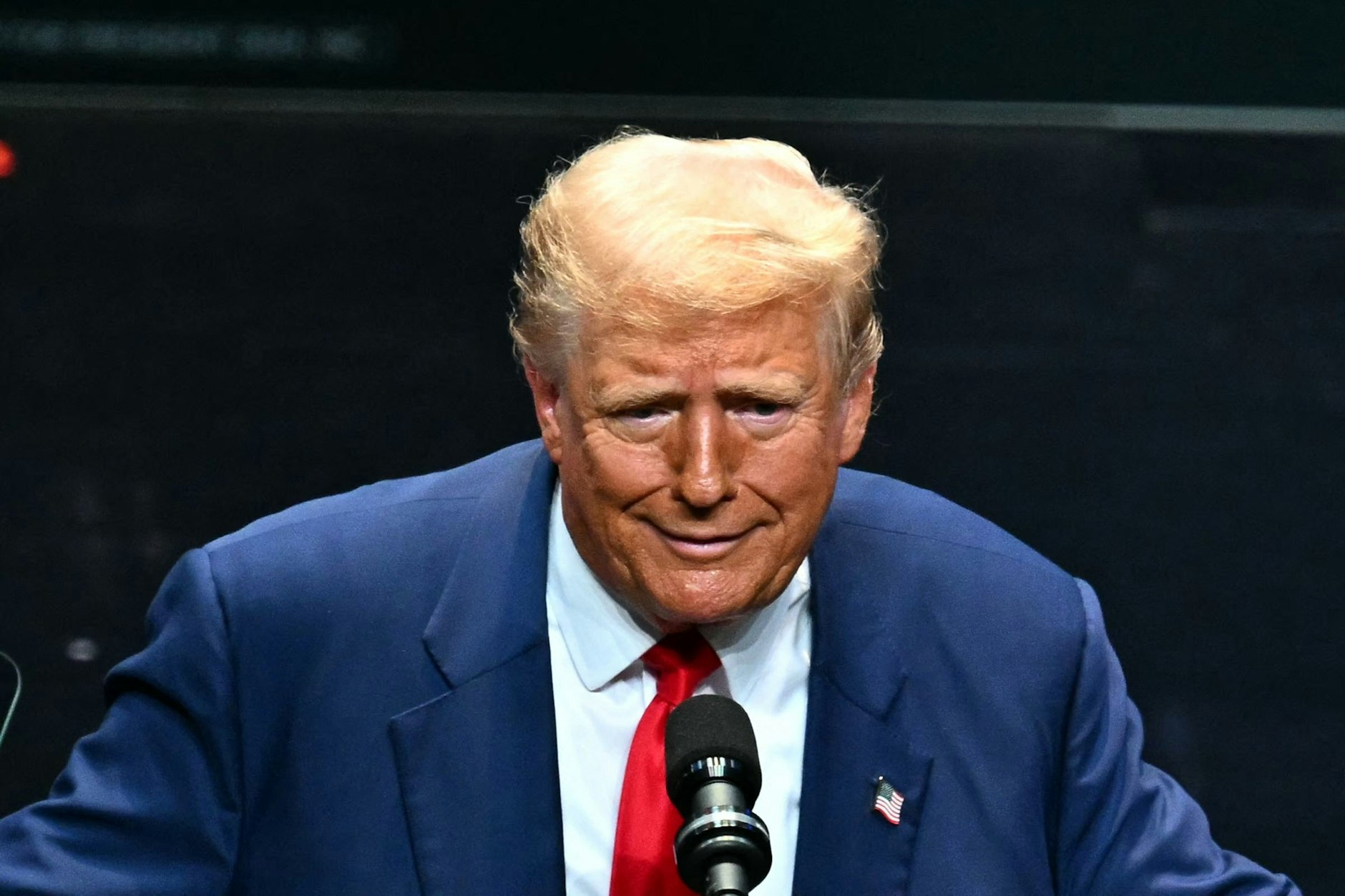 Donald Trump spricht bei einer Wahlkampfveranstaltung im Johnny Mercer Theatre Civic Center in Savannah, Georgia.