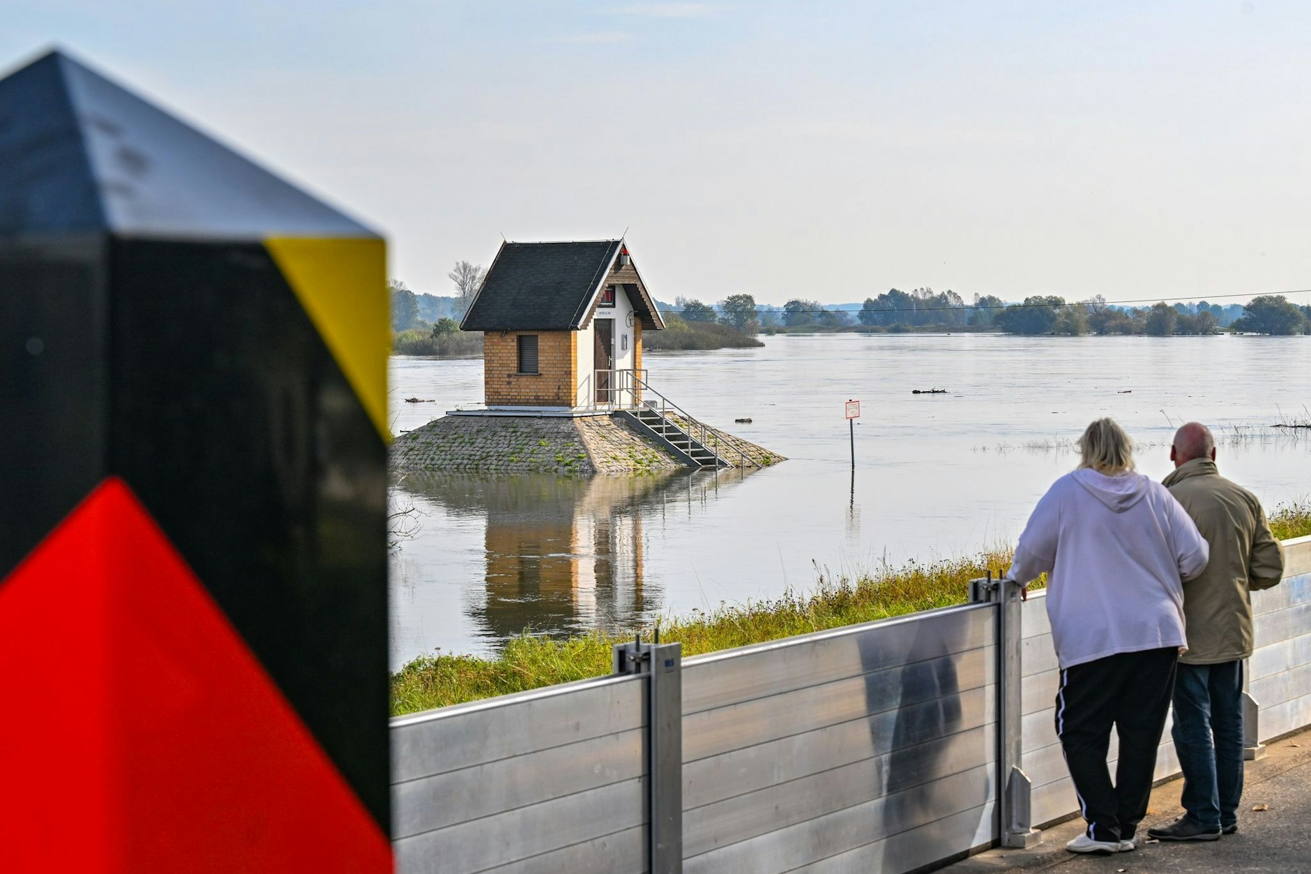 Am Pegelhaus von Ratzdorf steht das Wasser schon sehr hoch. Doch das Hochwasser wird wohl noch weiter ansteigen.