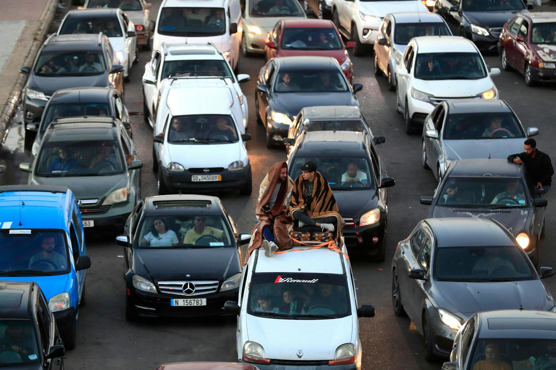 Autos stehen auf der Straße nach Beirut im Stau. Die Menschen fliehen vor den israelischen Luftangriffen aus den Dörfern im Süden fliehen.