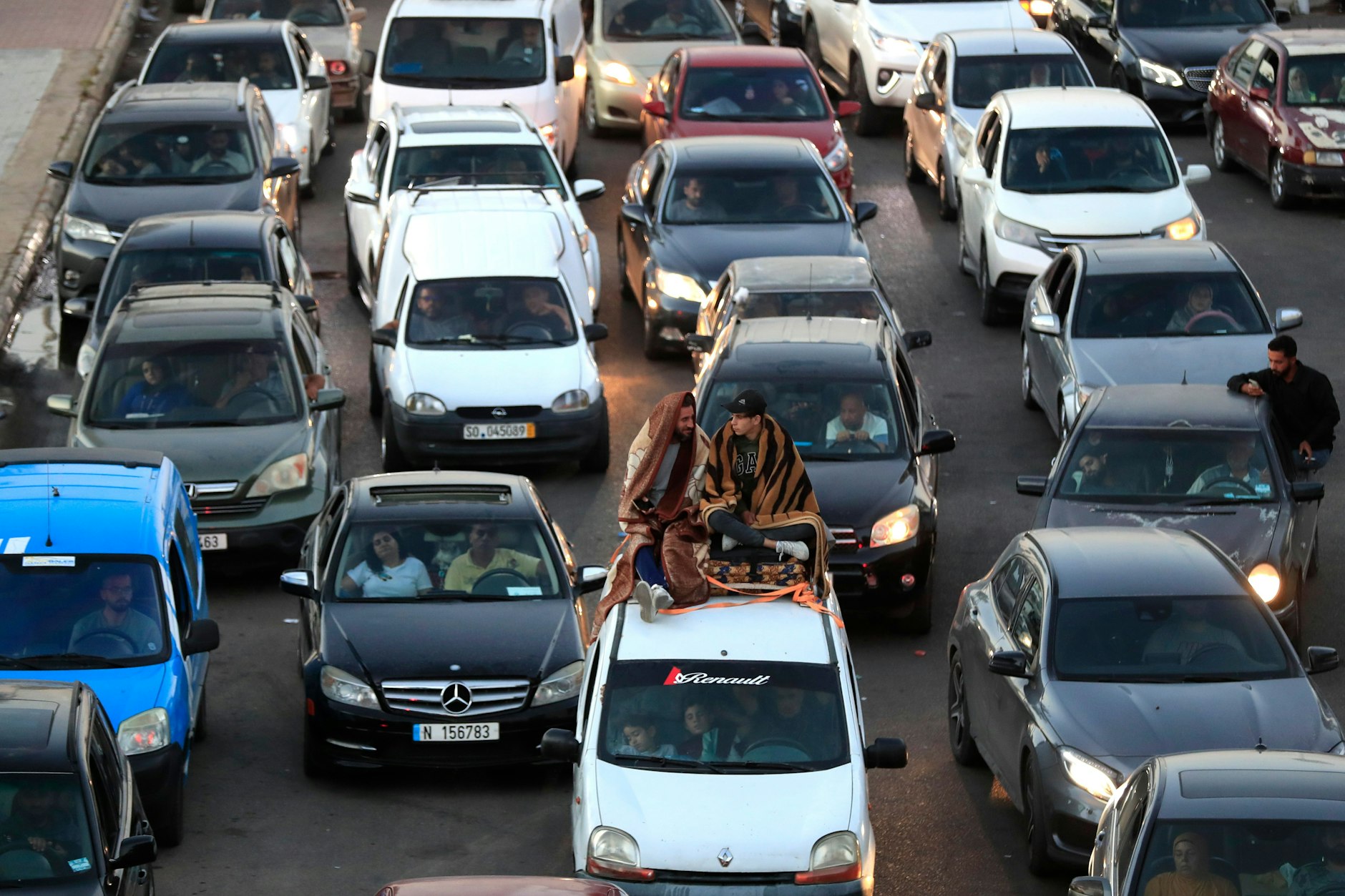 Autos stehen auf der Straße nach Beirut im Stau. Die Menschen fliehen vor den israelischen Luftangriffen aus den Dörfern im Süden fliehen. 