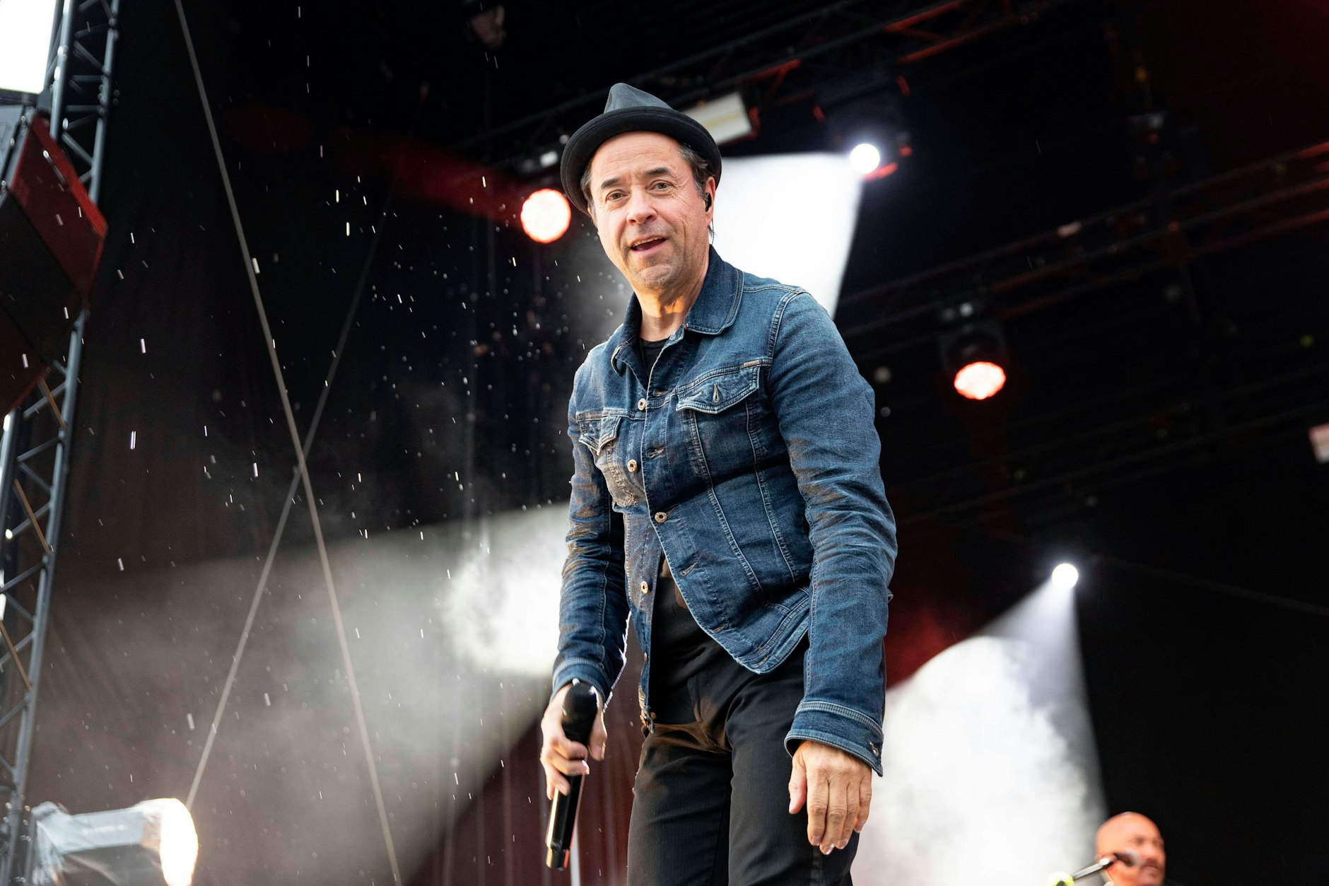 Jan Josef Liefers von Radio Doria live bei einem Autokonzert an der Messe Erfurt.